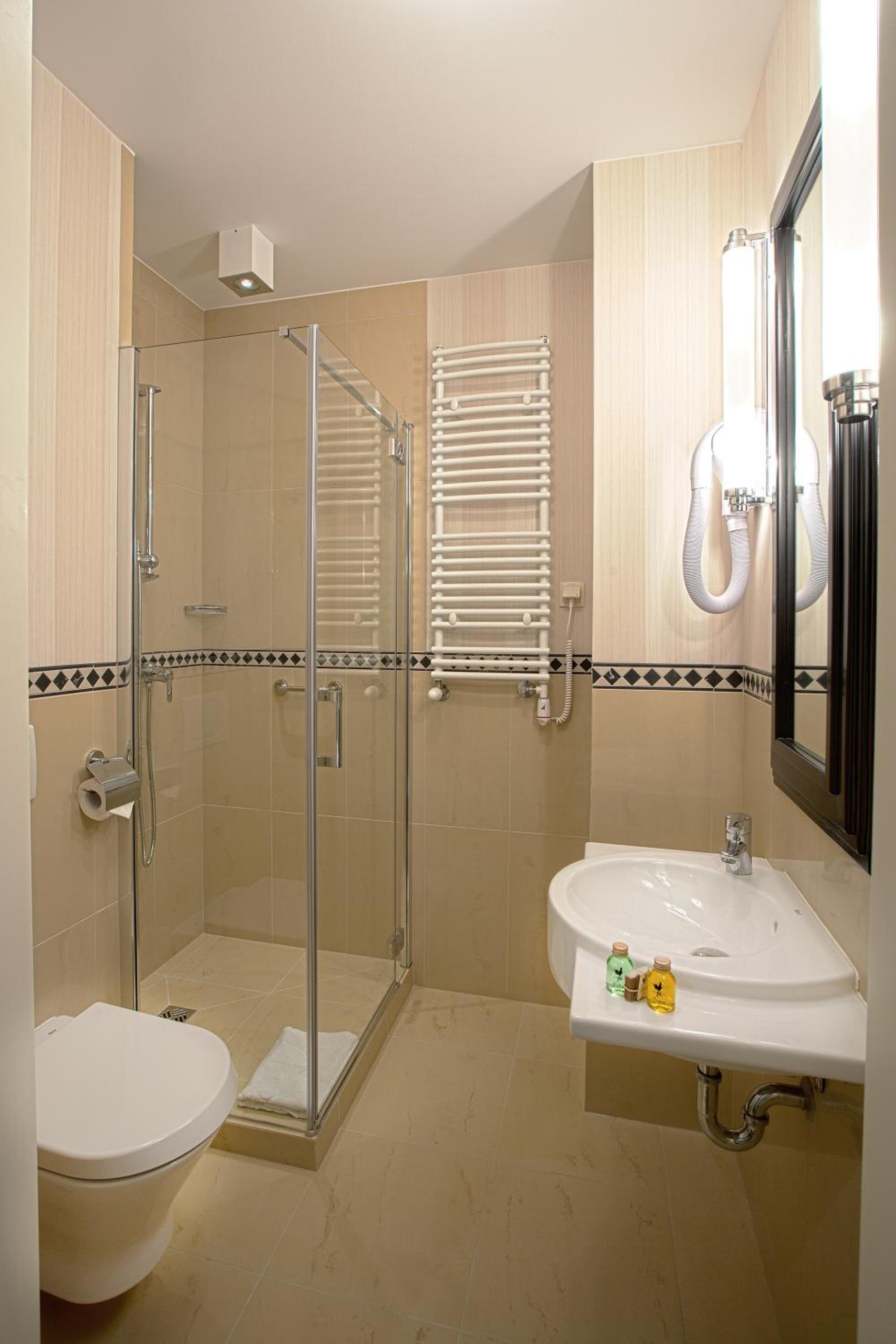 Double or Twin Room - Photo 8