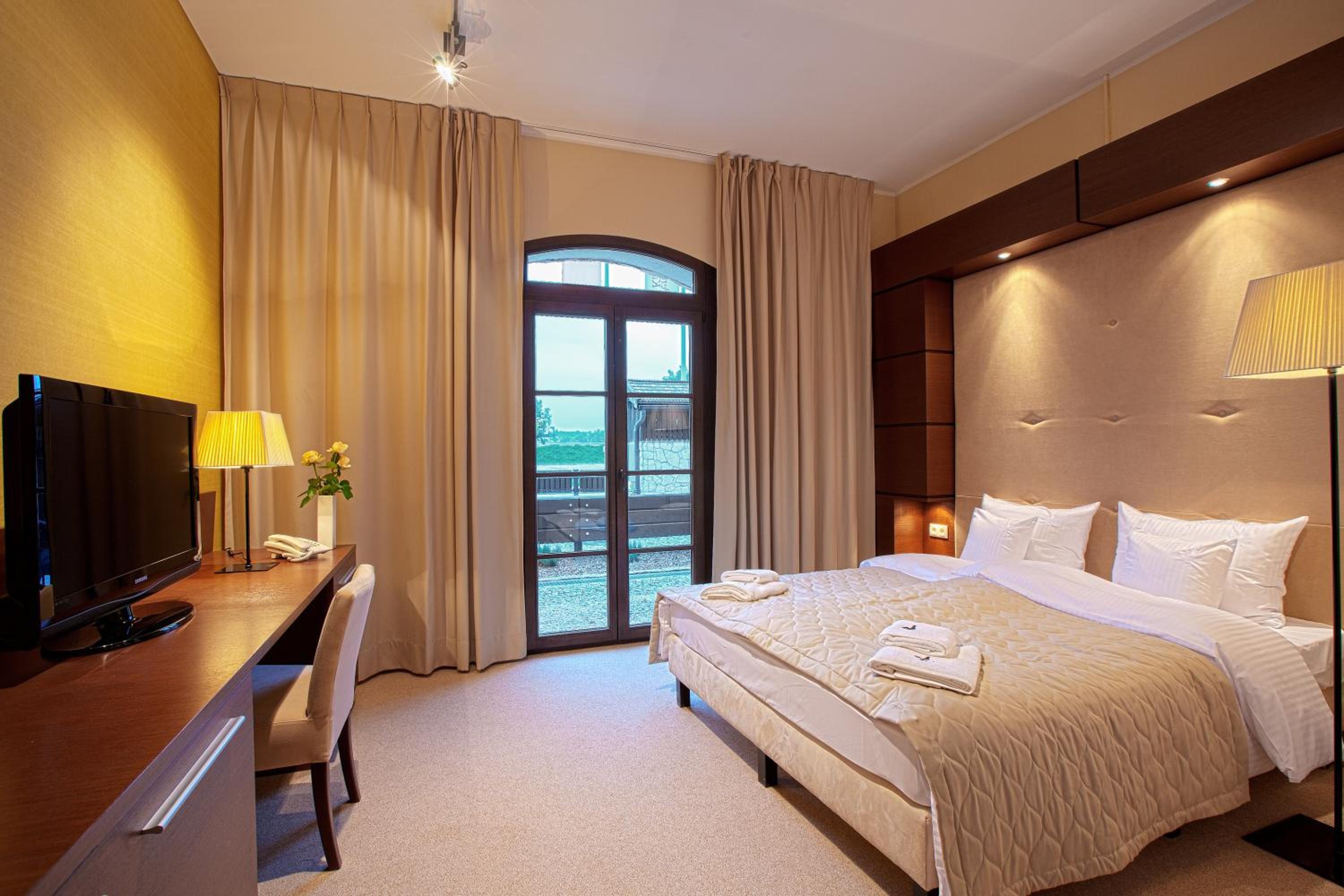Double or Twin Room - Photo 9