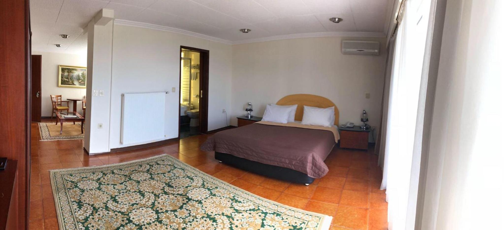 Junior Suite with Pool View - Photo 1