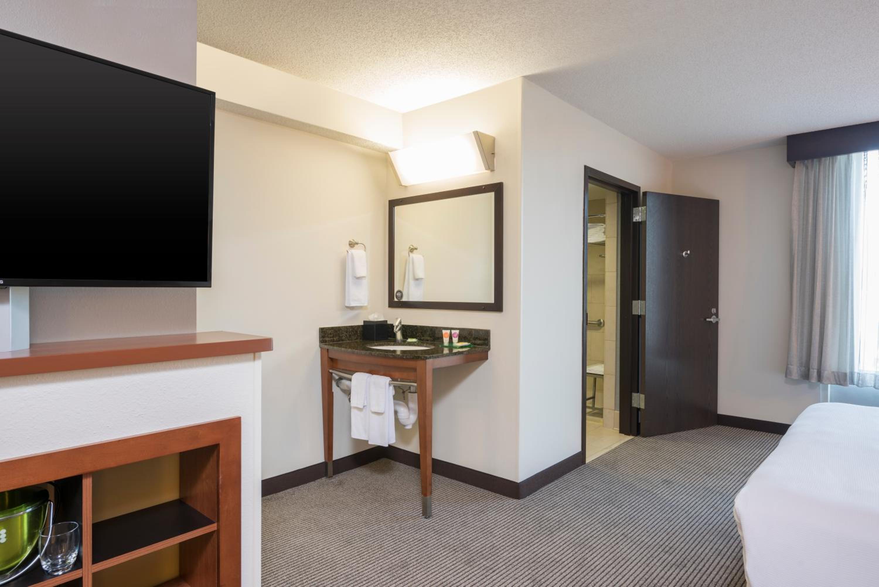 King Room with Sofa Bed and Accessible Tub - Disability Access - Photo 8
