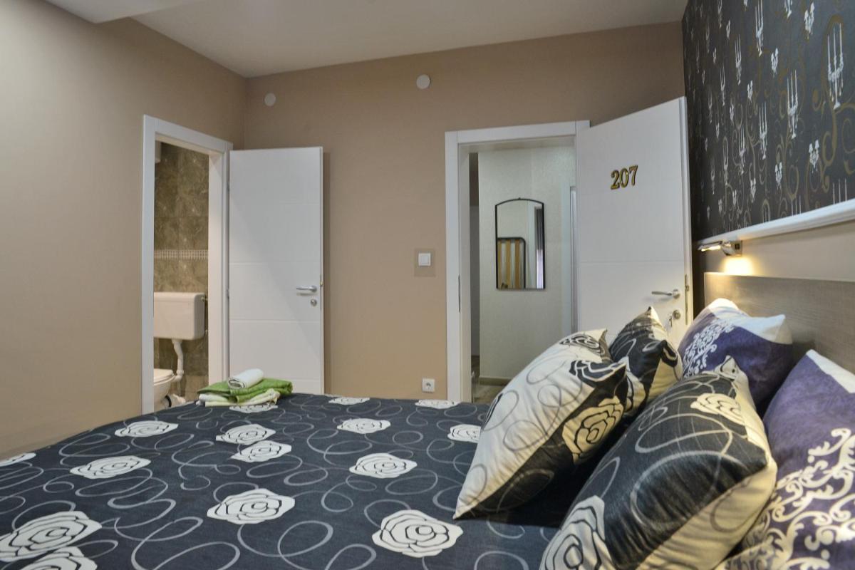 Double Room with Private Bathroom photo 2