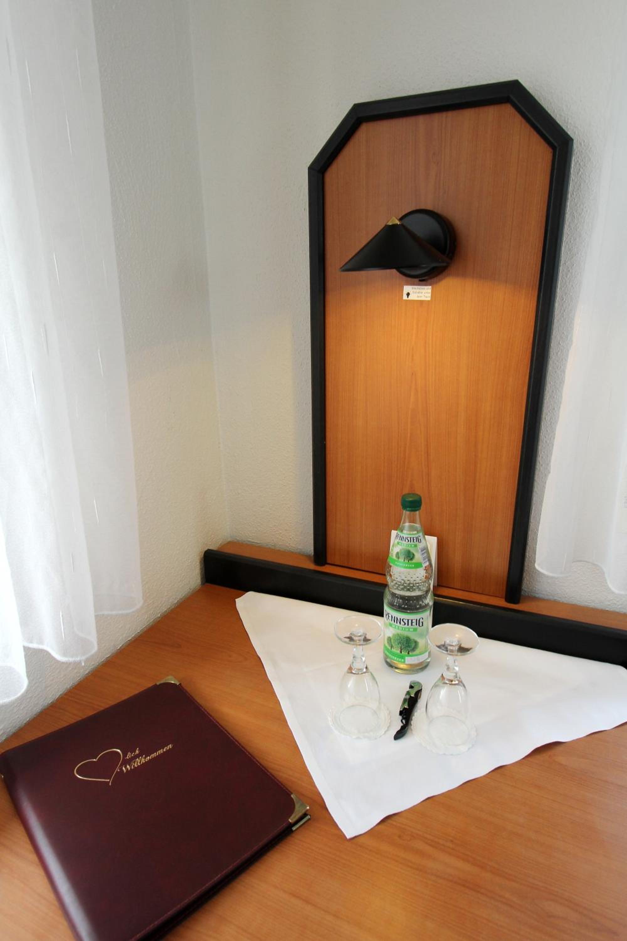 Deluxe Double Room with Balcony - Photo 8