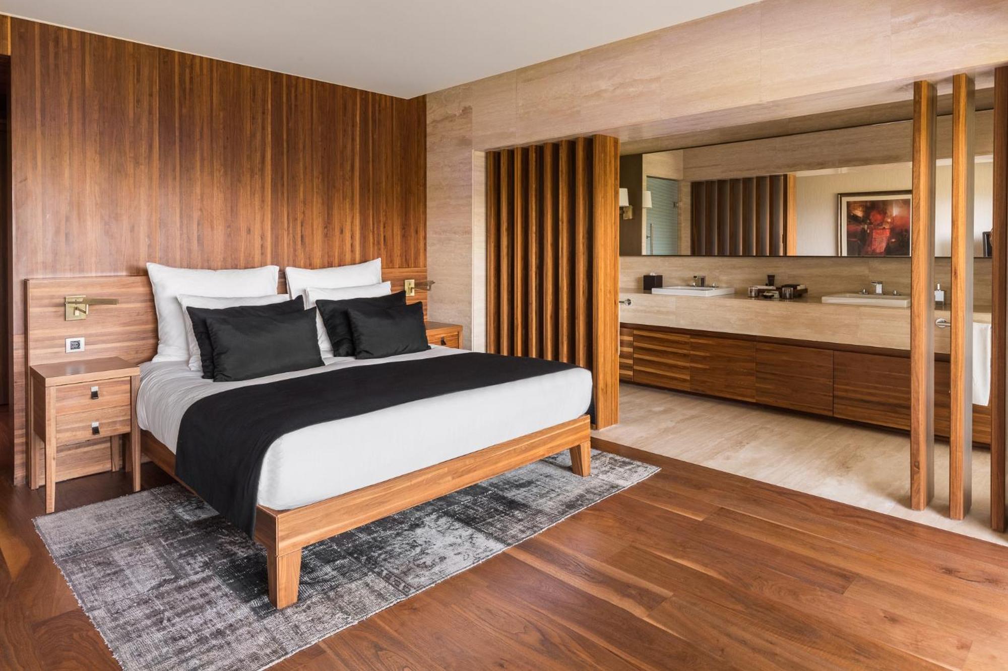 Executive Suite with Land View - Photo 11