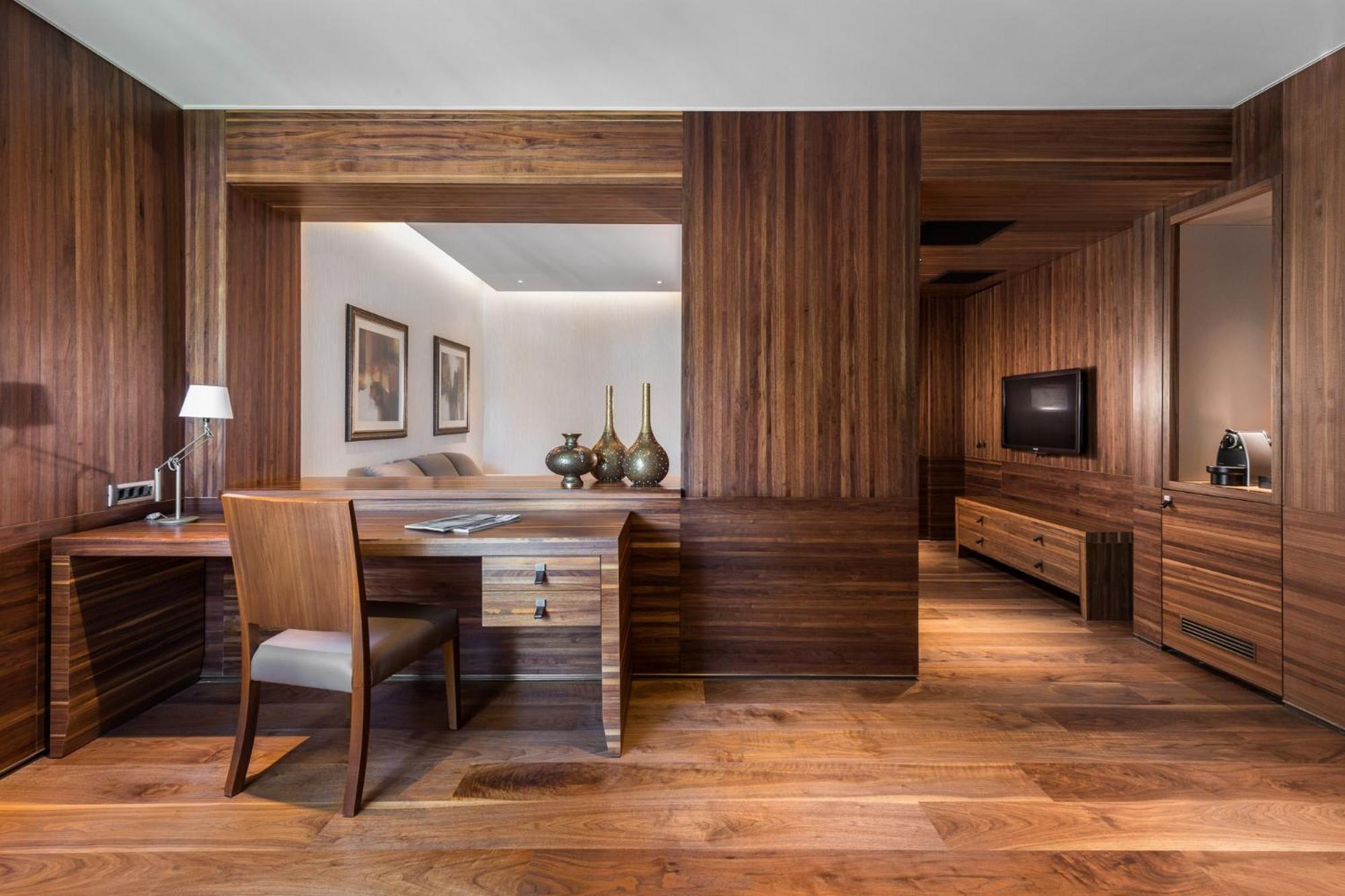 Executive Suite with Land View - Photo 10