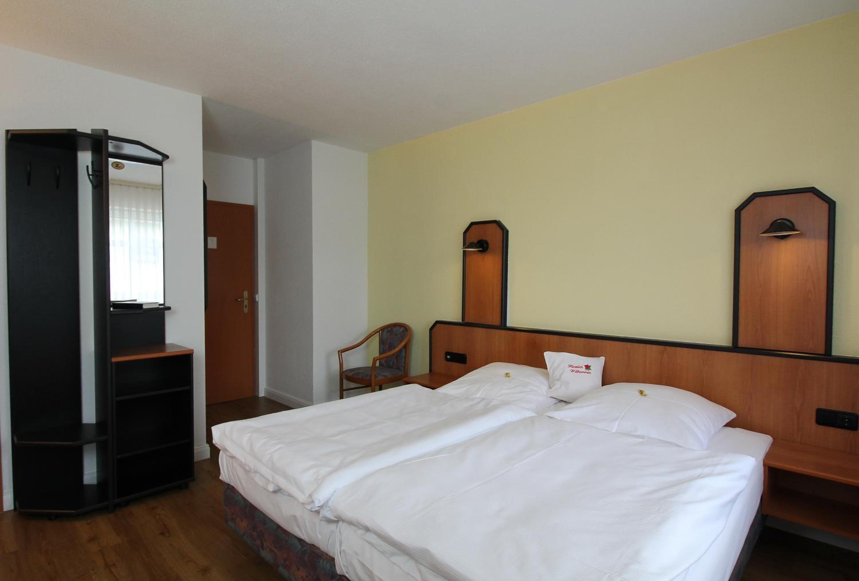 Deluxe Double Room with Balcony - Photo 4