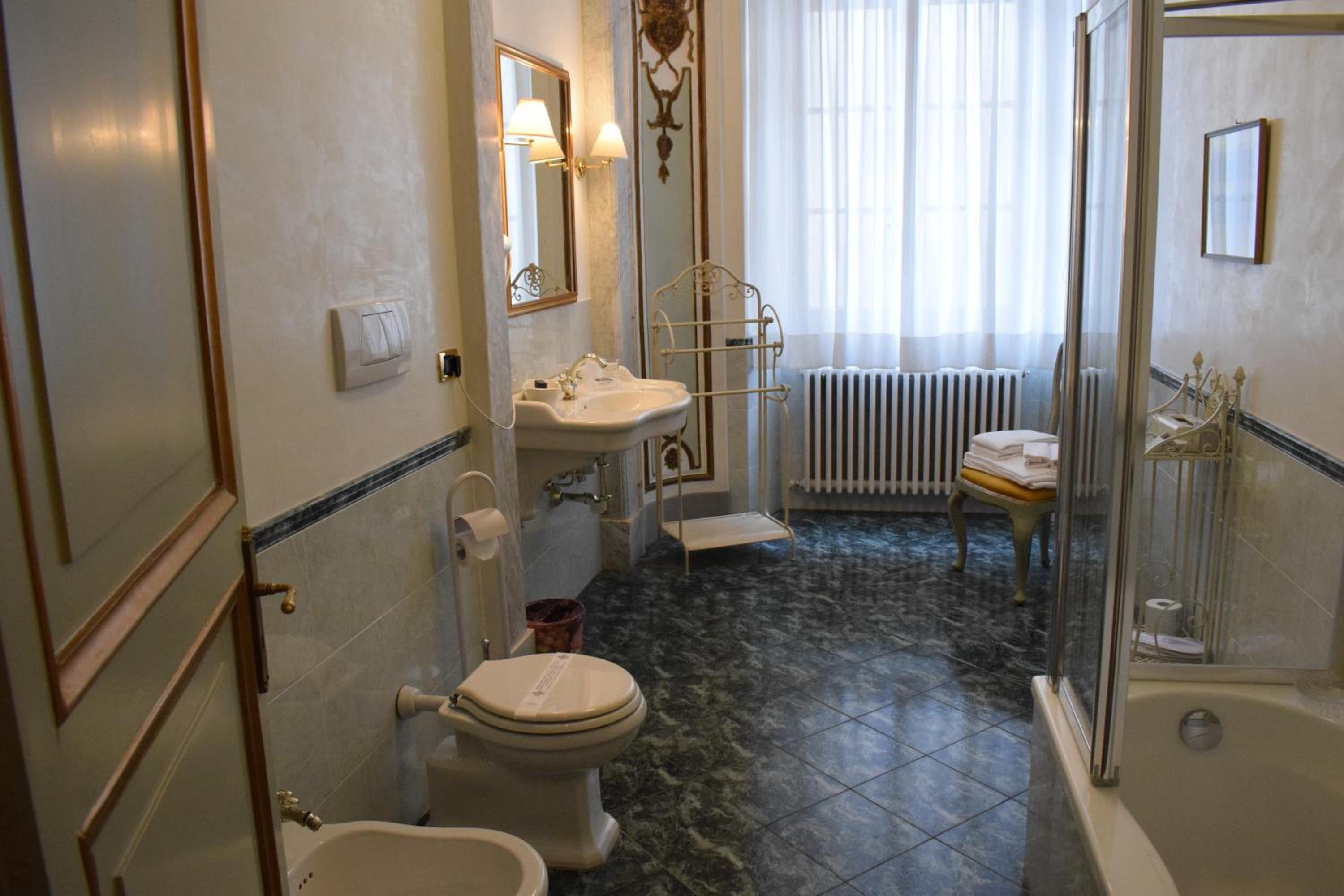Suite (4 Adults) - Photo 9