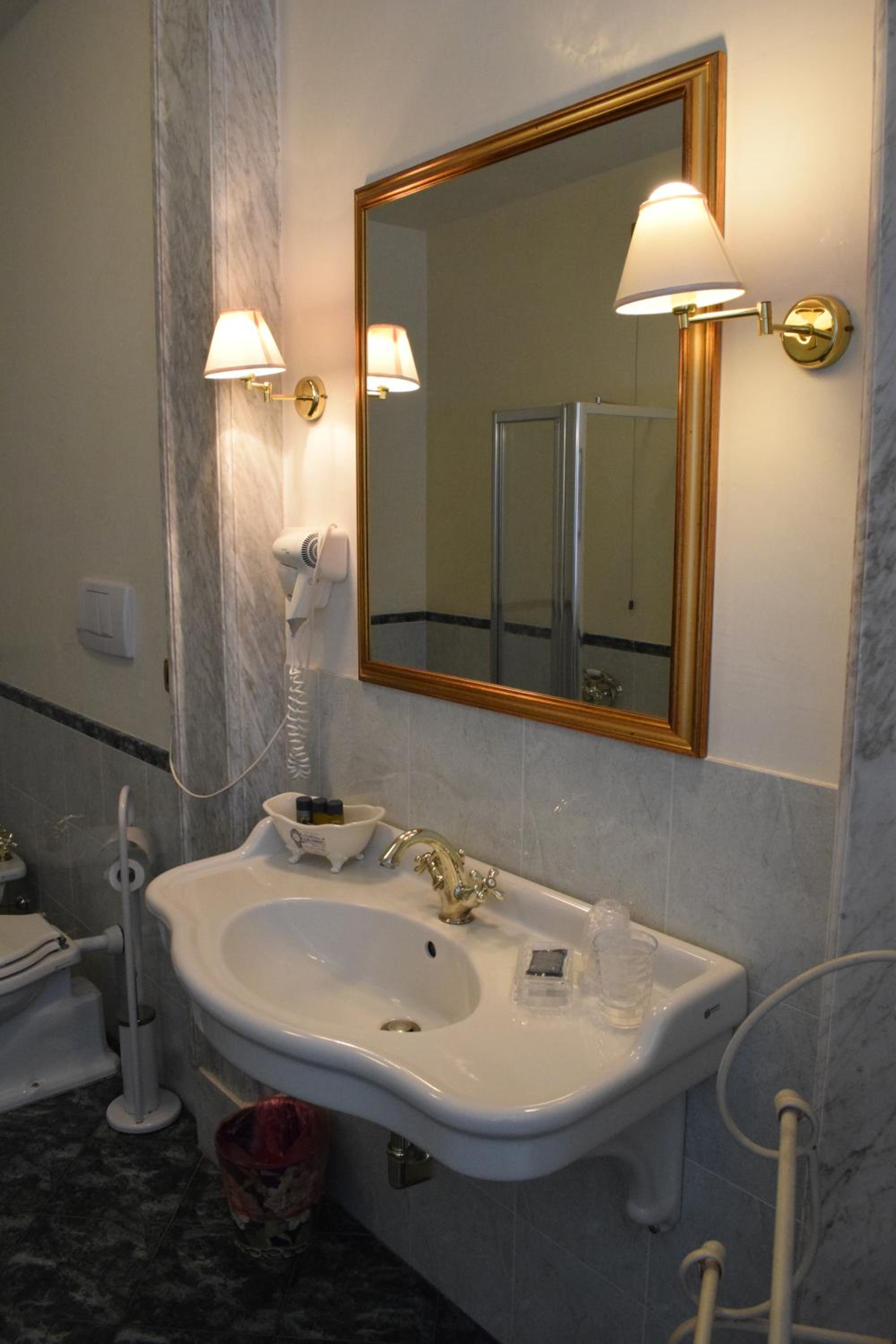 Suite (4 Adults) - Photo 15