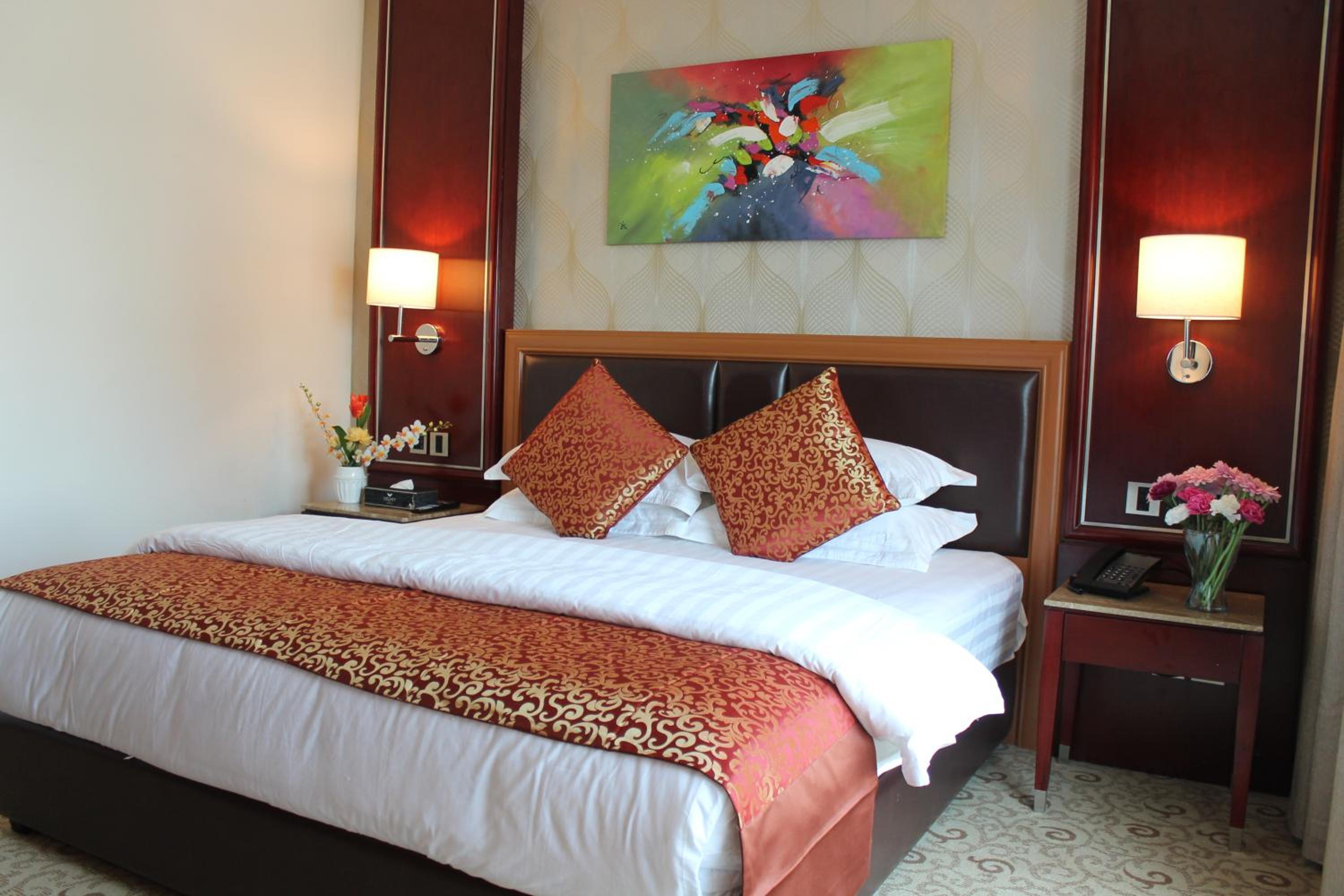 One Bedroom Deluxe Suite - Photo 1