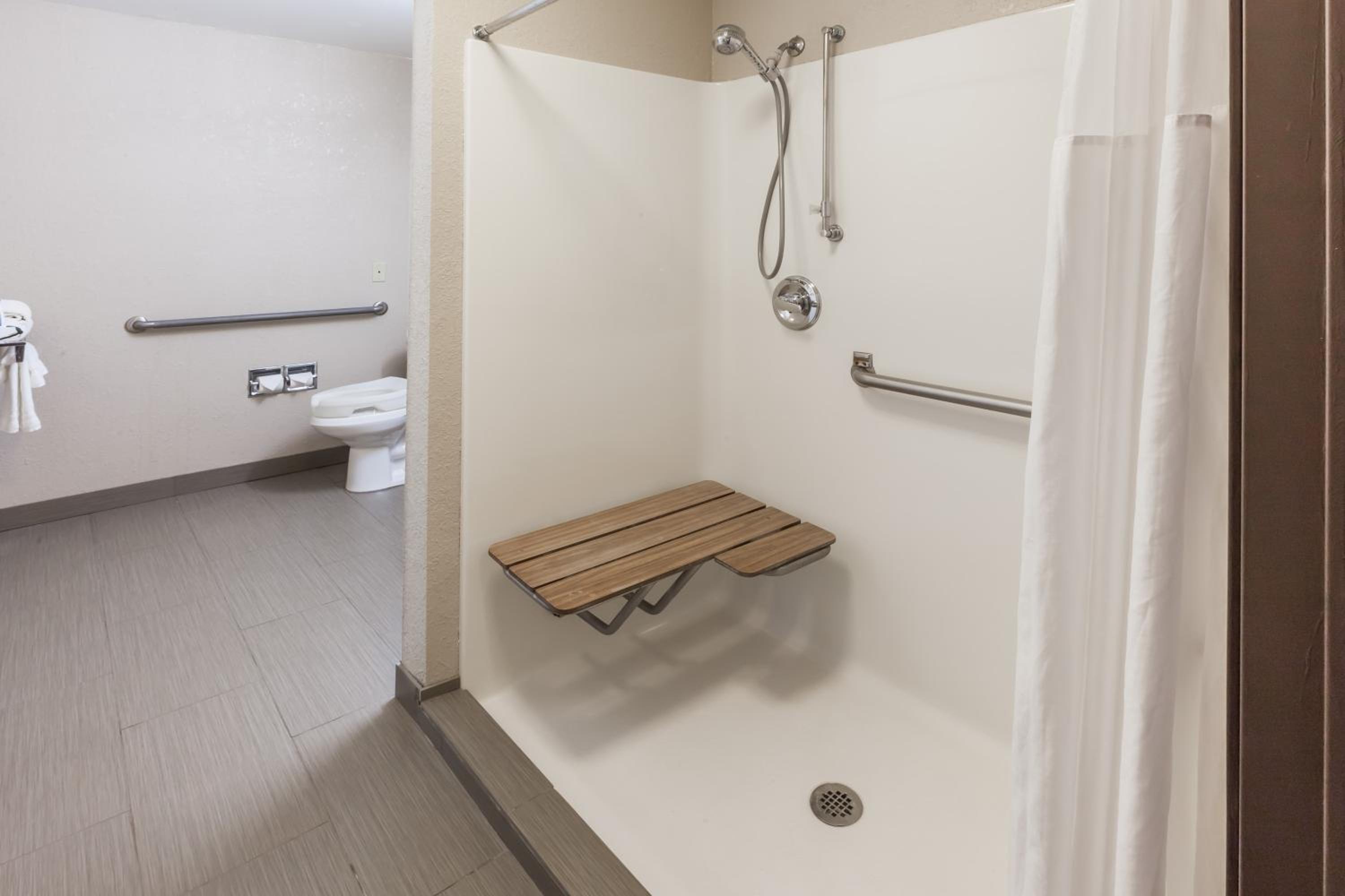 Queen Room - Disability Access - Photo 4