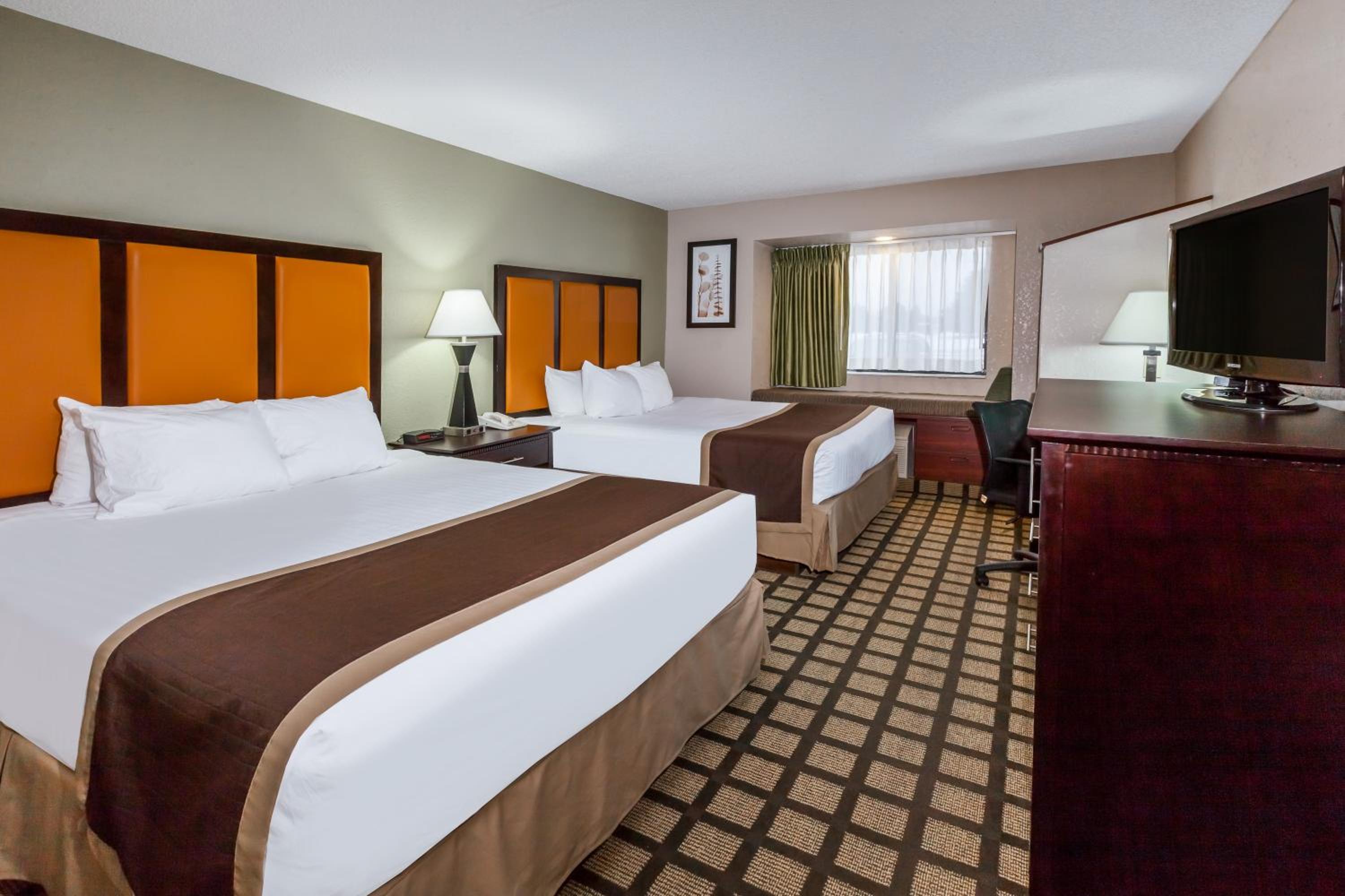 Queen Room with Two Queen Beds - Non-Smoking - Photo 1
