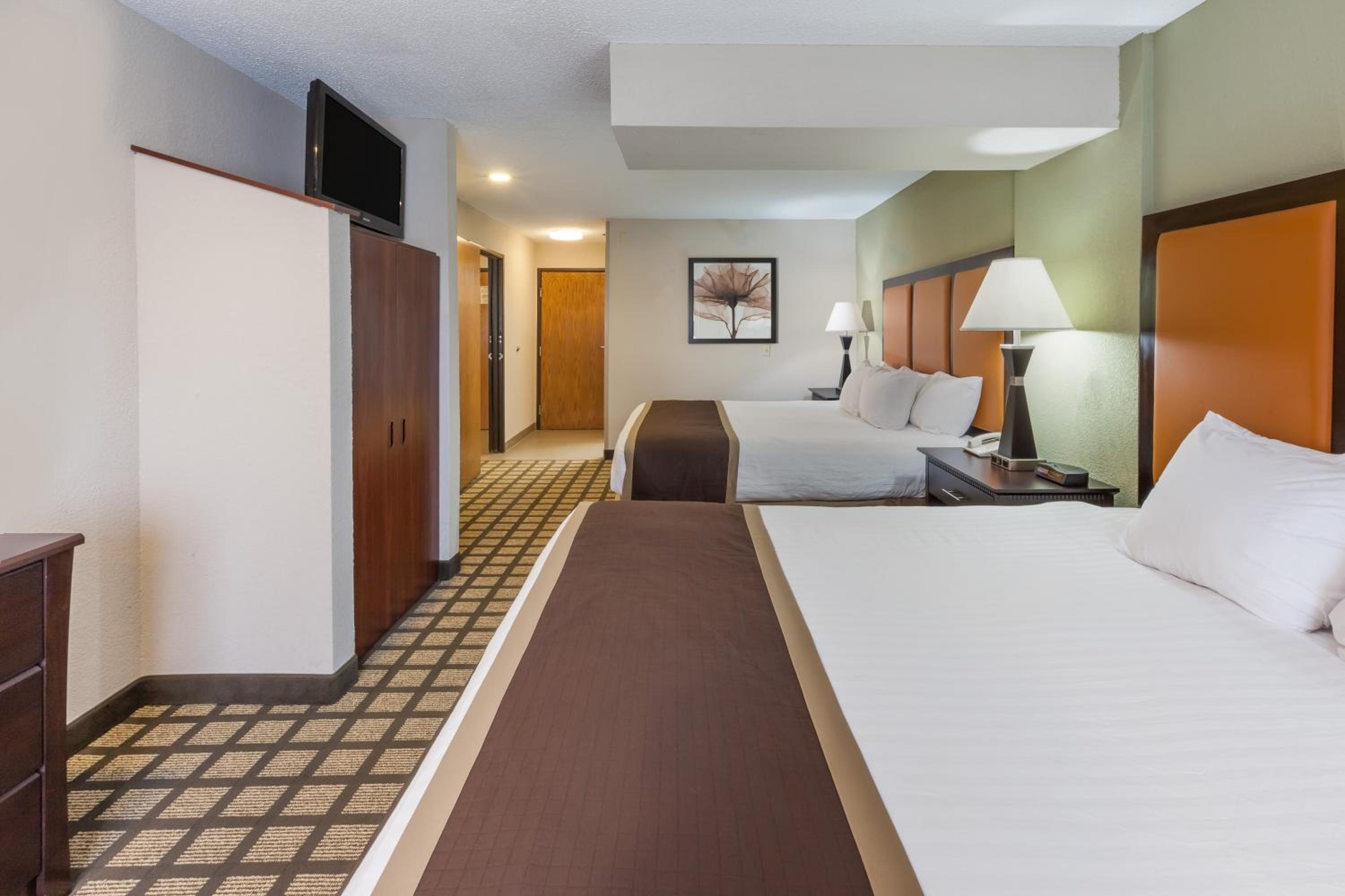 Queen Room with Two Queen Beds - Non-Smoking - Photo 3
