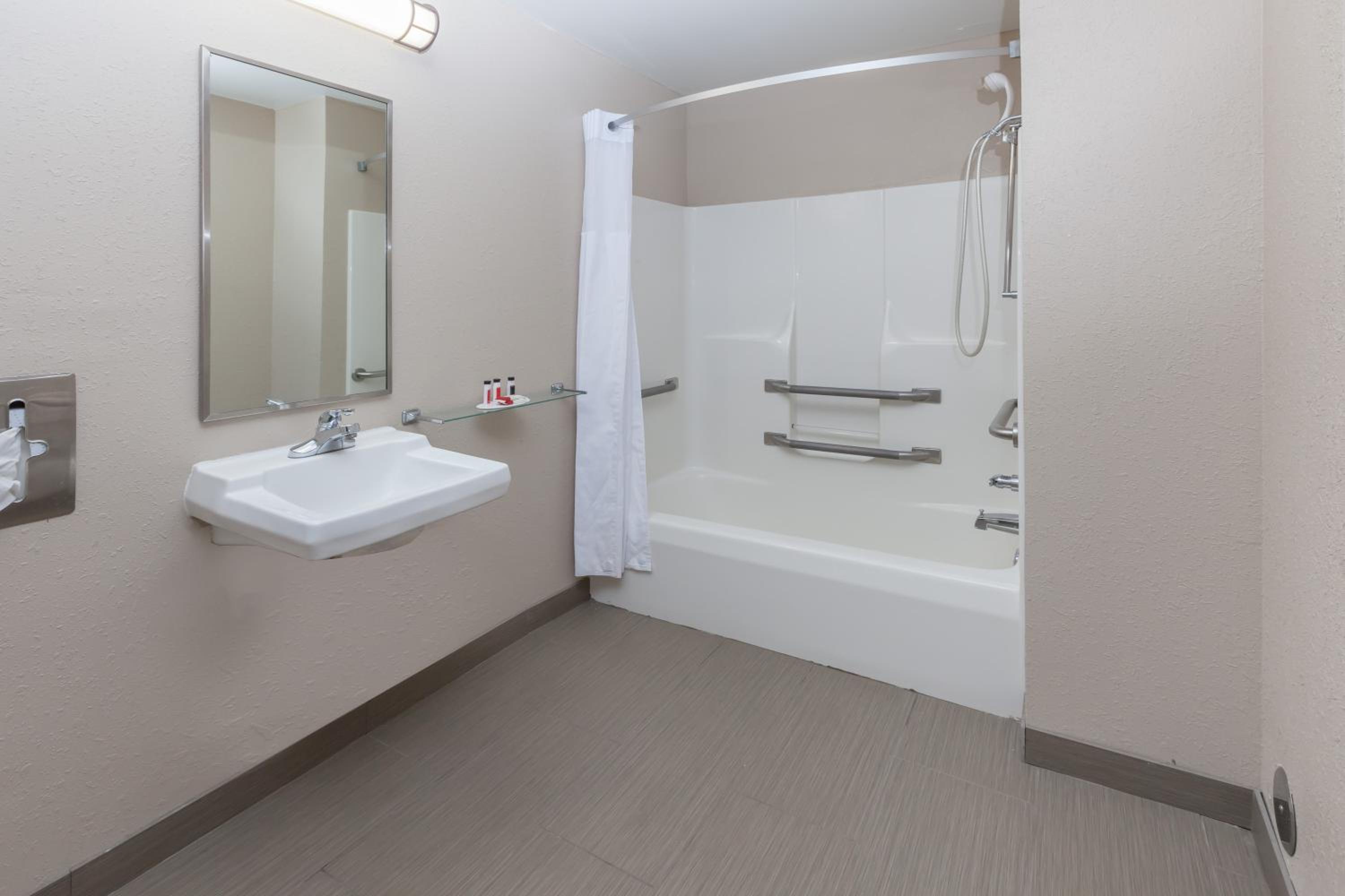 Queen Room - Disability Access - Photo 2