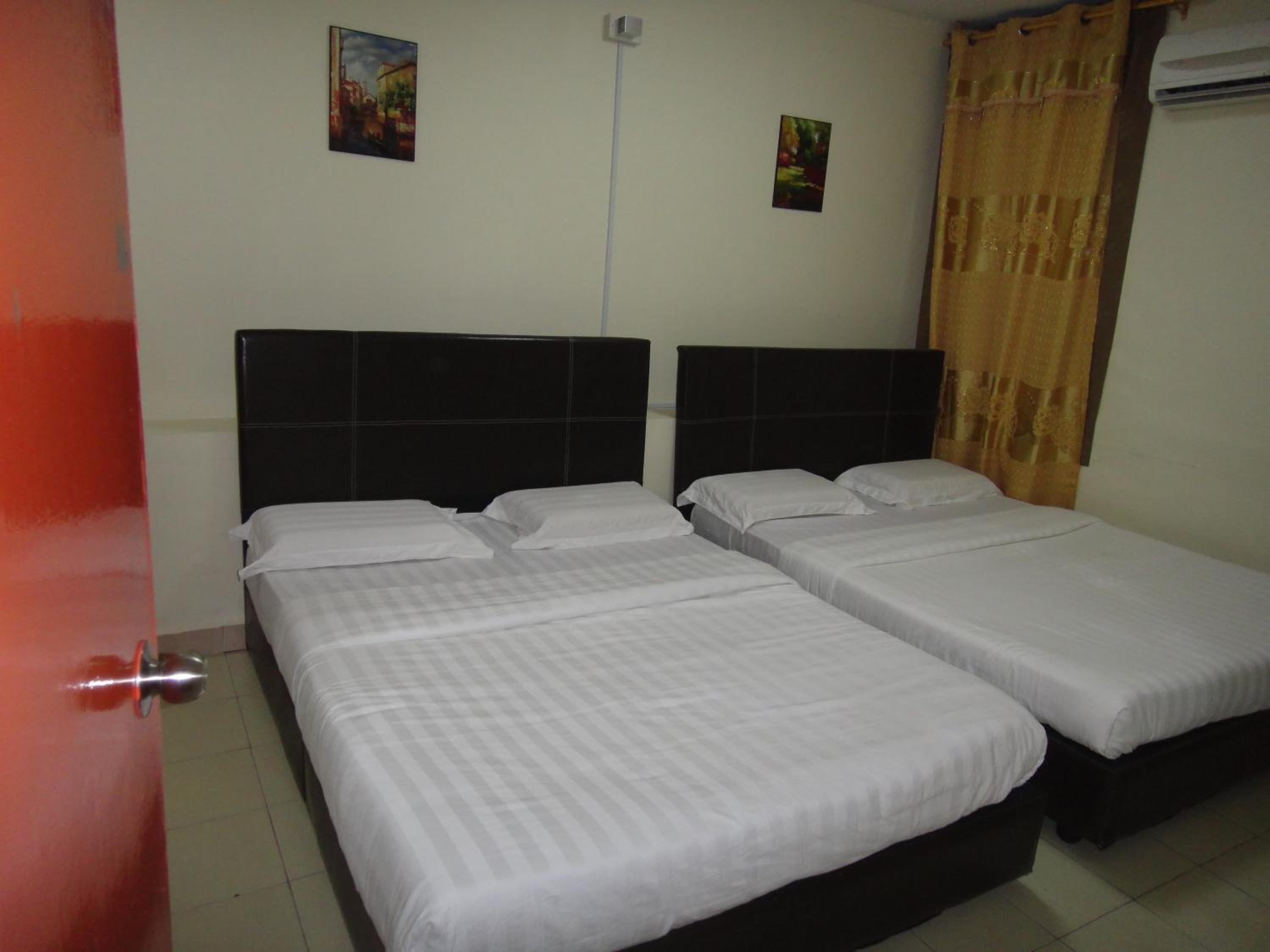 Queen Room with Two Queen Beds - Photo 5