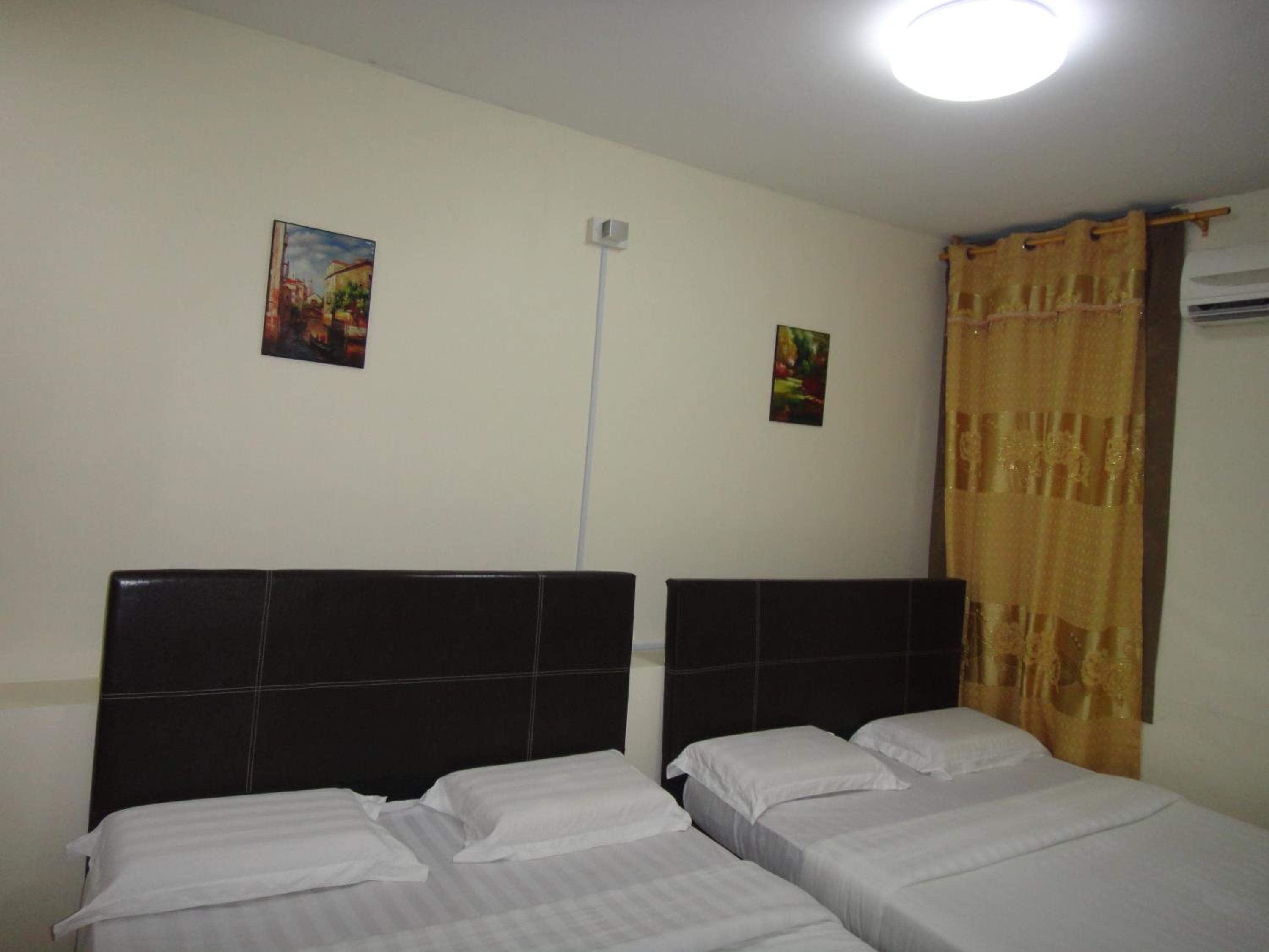 Queen Room with Two Queen Beds - Photo 4