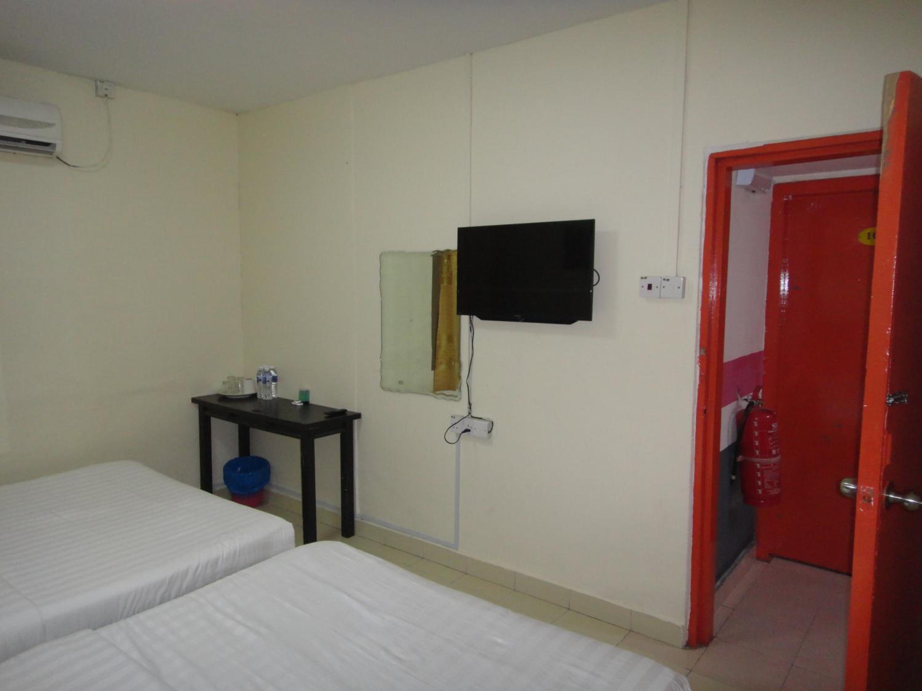 Queen Room with Two Queen Beds - Photo 3