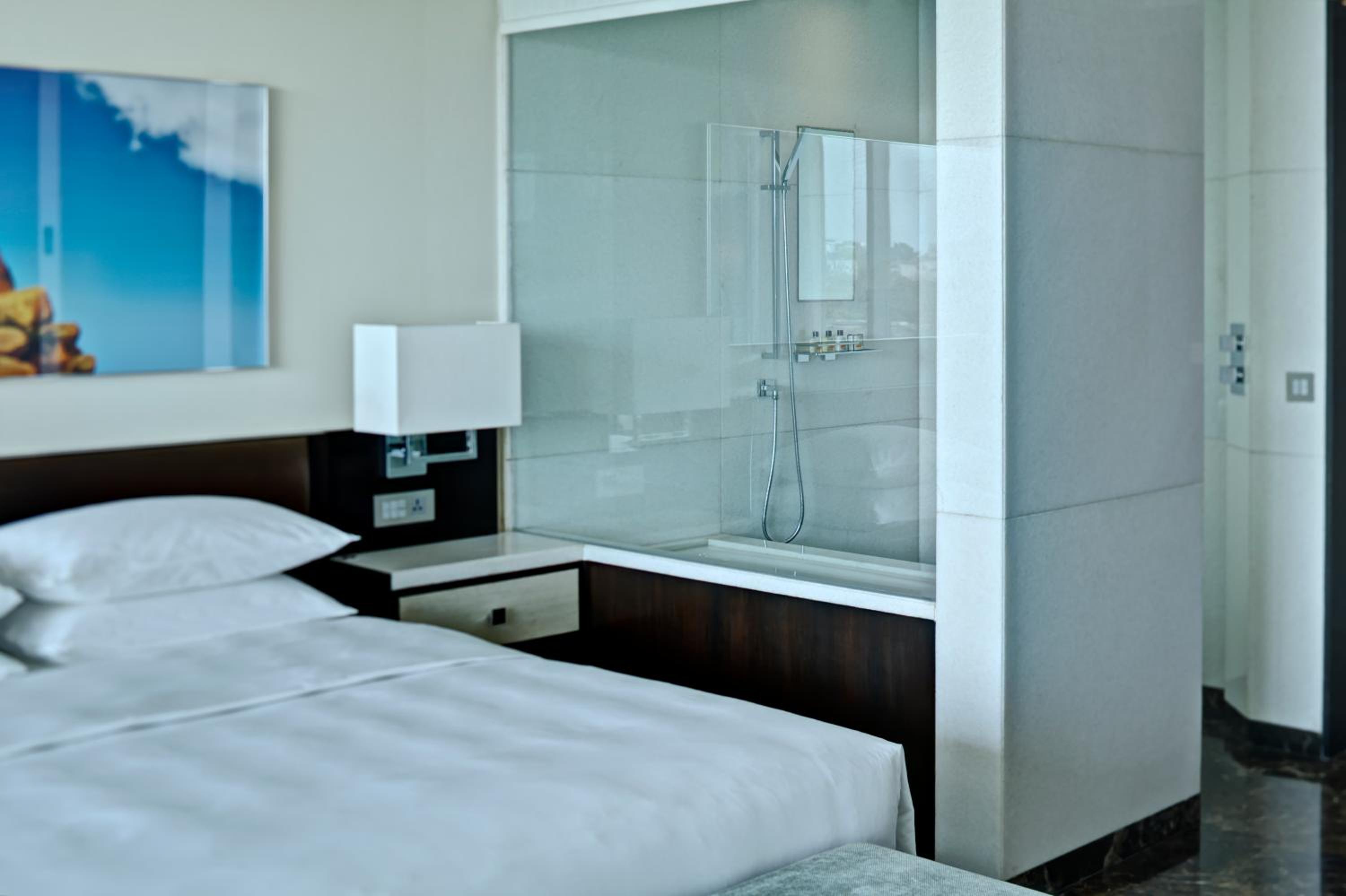 King Room with City View thumbnail 6