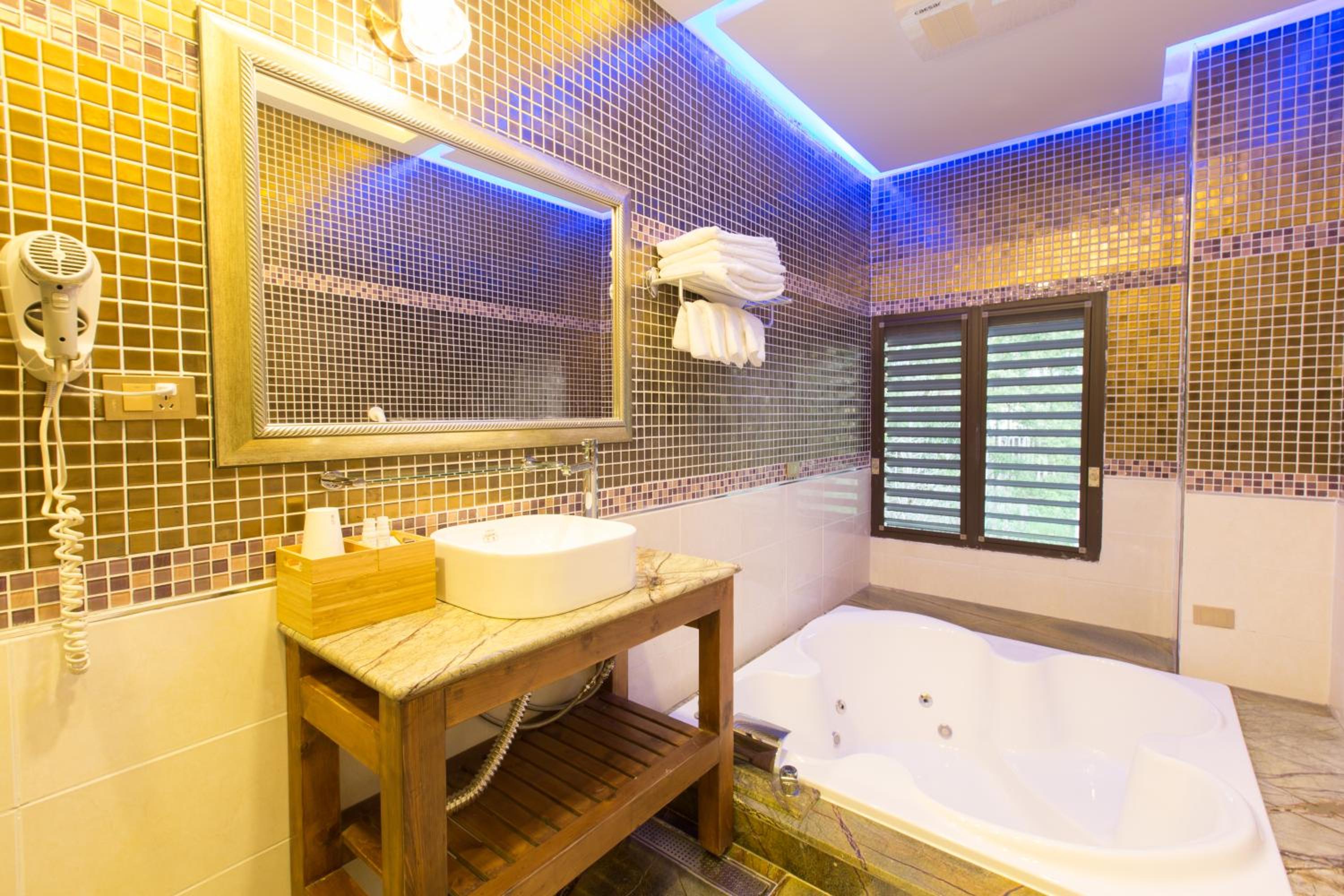 Quadruple Room with Bath photo 3