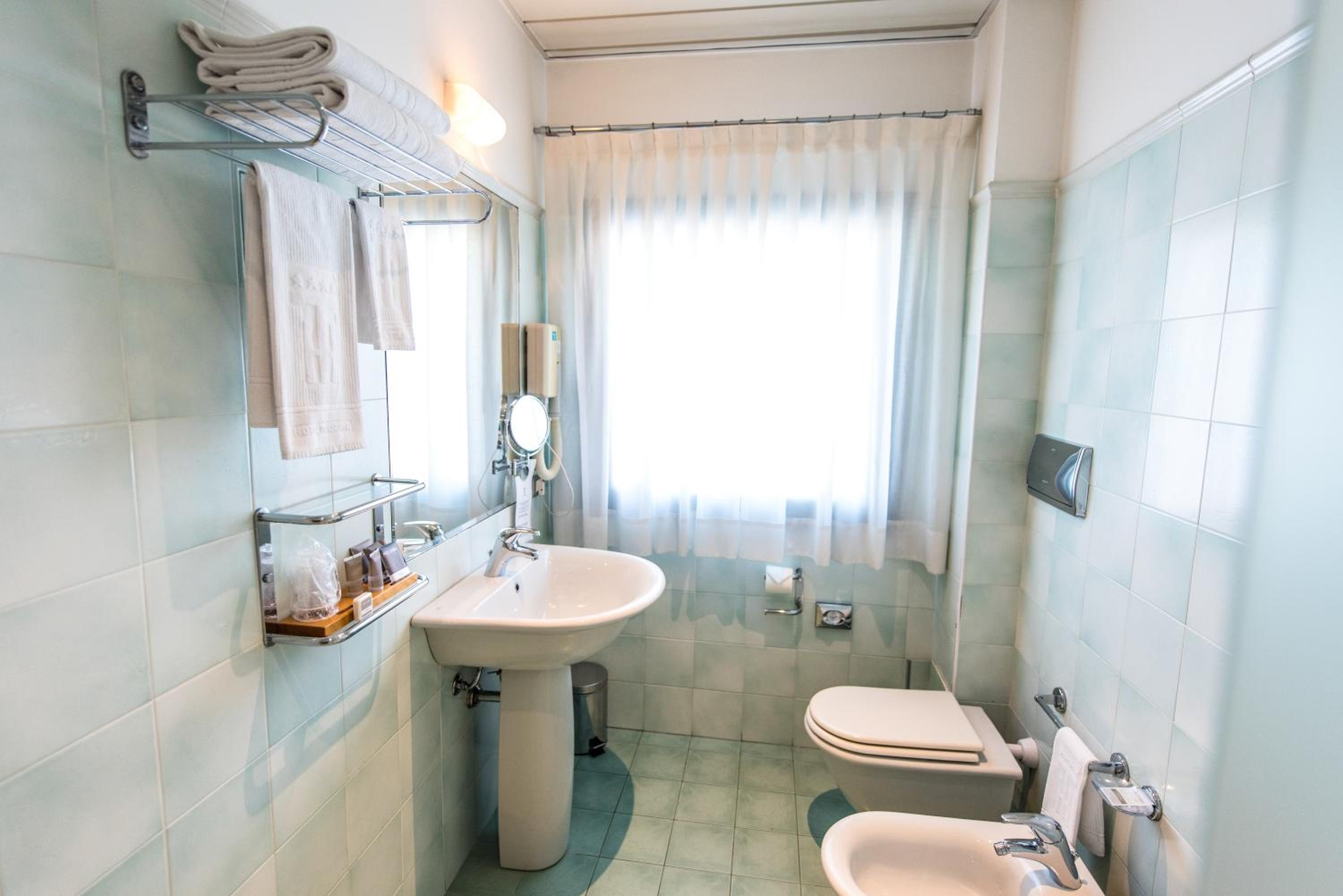Classic Double or Twin Room - Photo 18