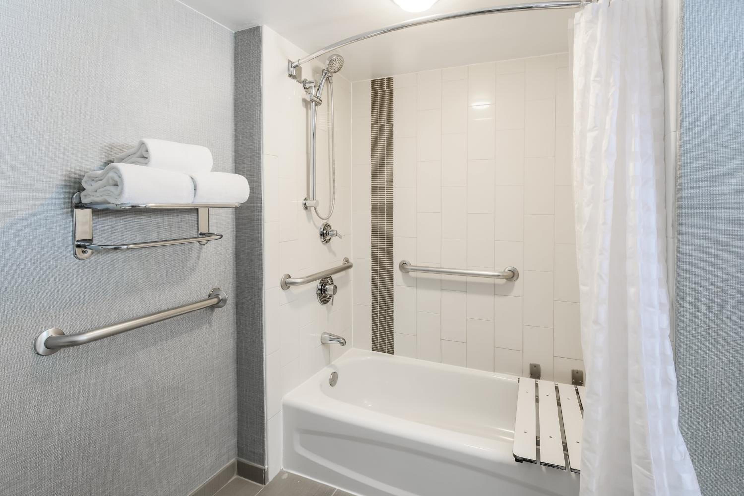 King Room with Sofa Bed and Accessible Tub - Disability Access - Photo 2