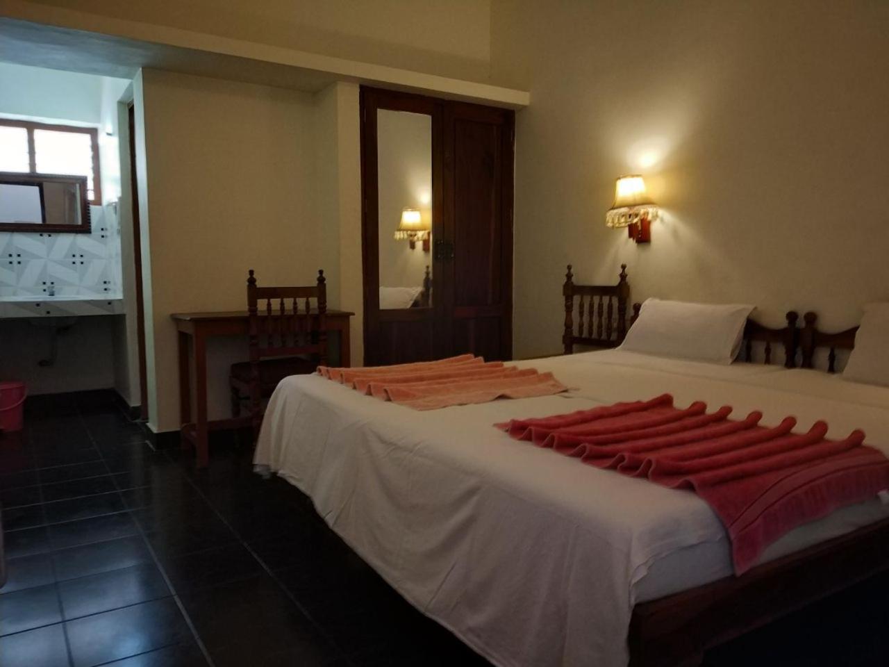 Standard Double or Twin Room - Photo 8