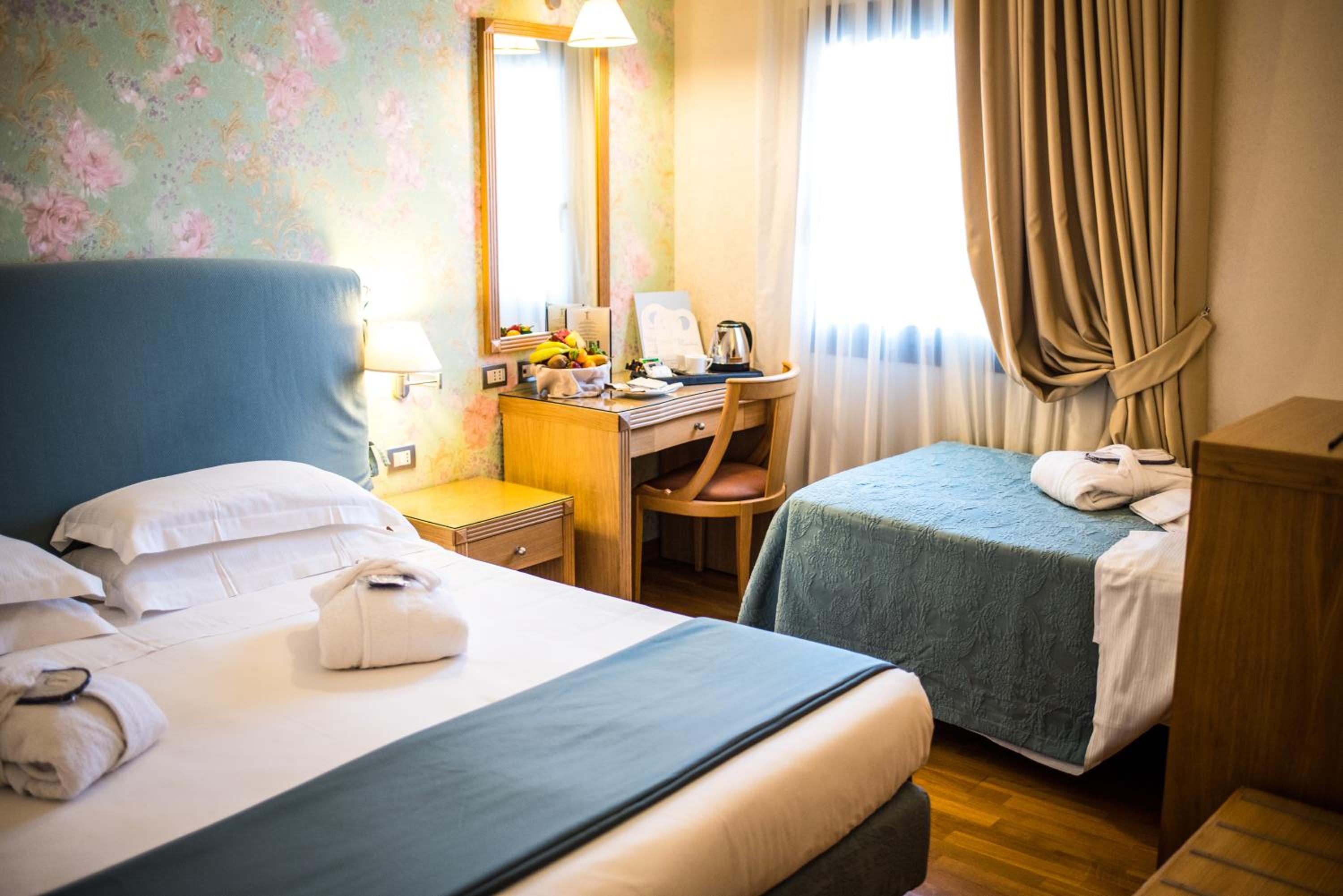 Double or Twin Room with Extra Bed - Photo 1