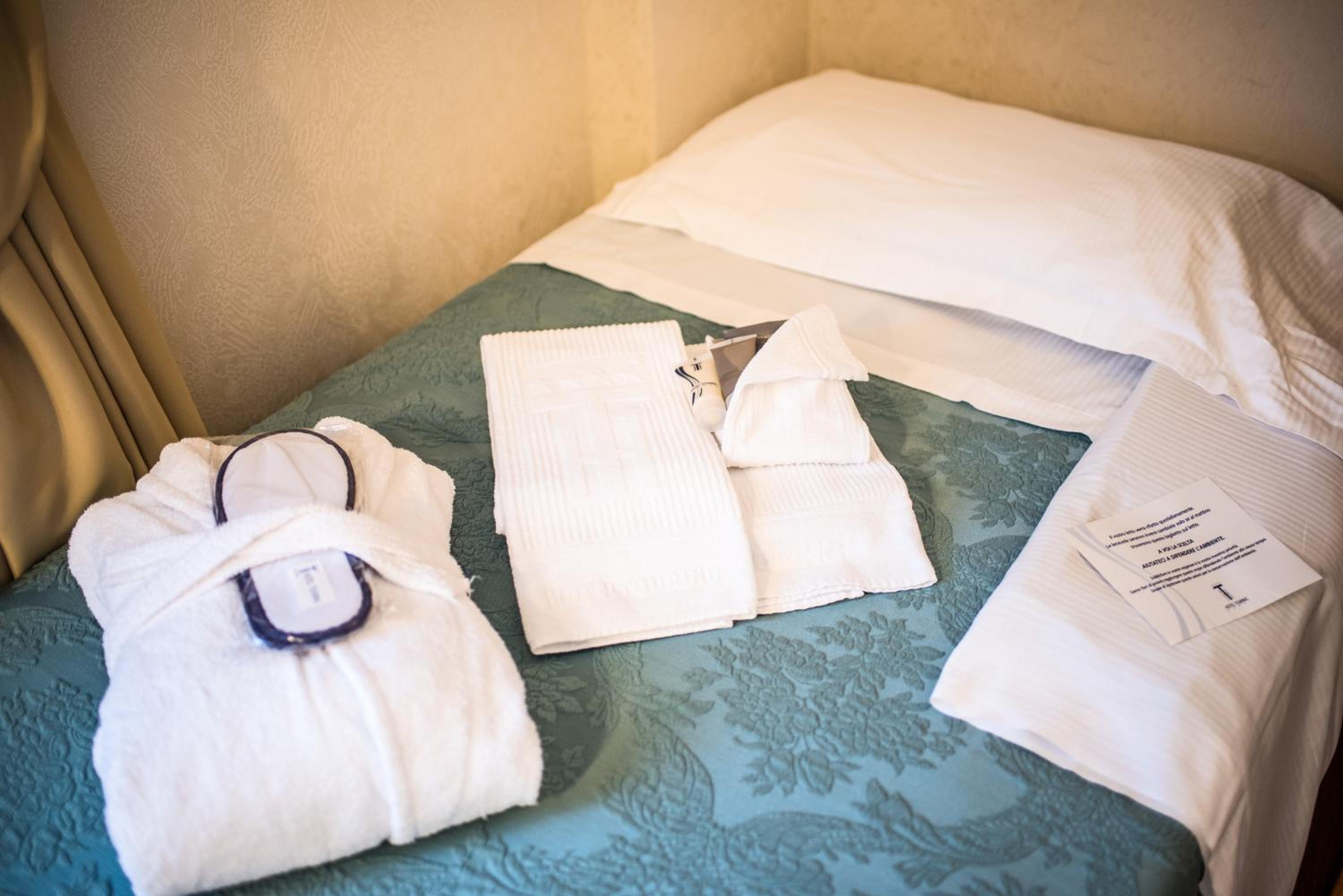 Double or Twin Room with Extra Bed - Photo 2