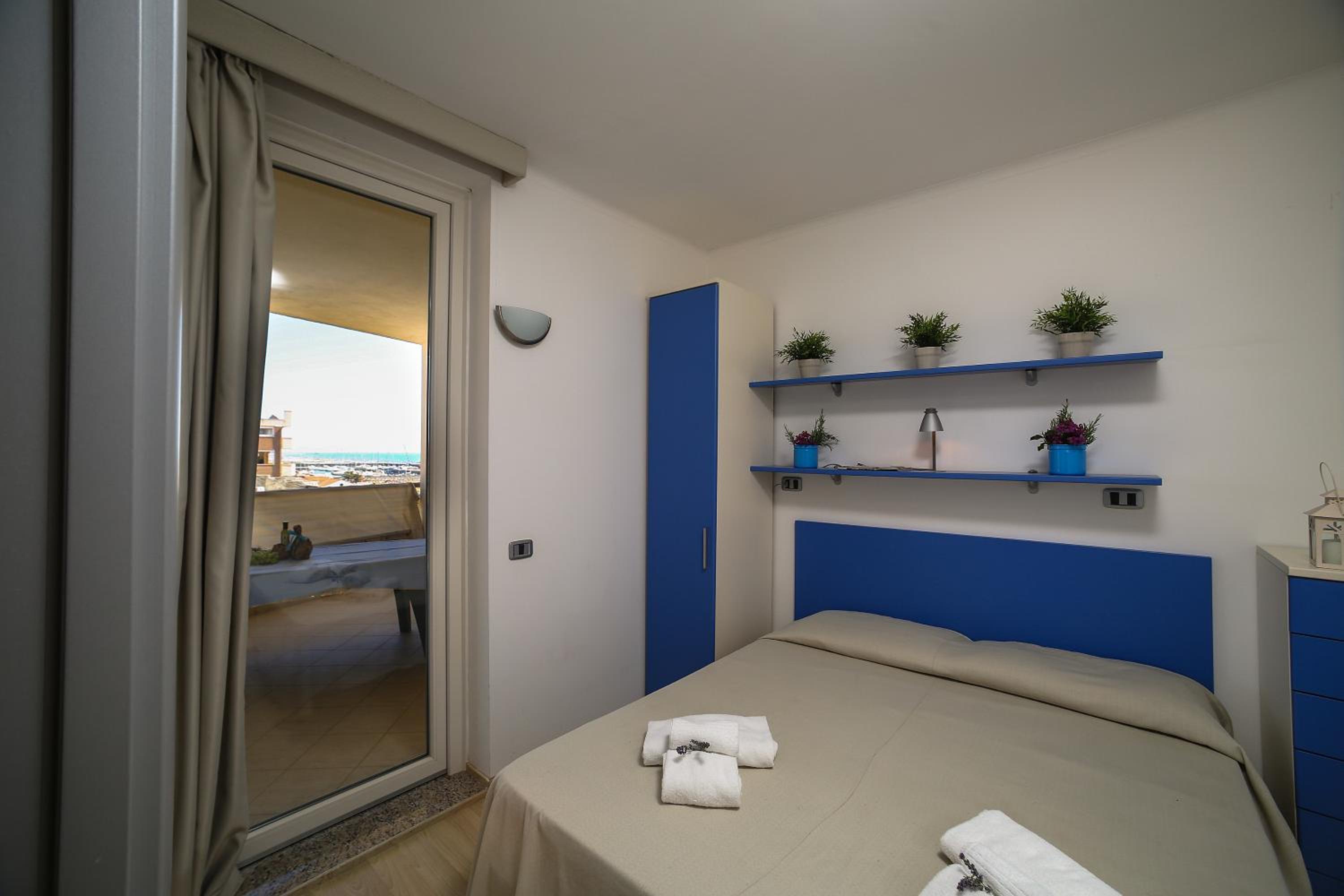 One-Bedroom Apartment with Lateral Sea View - Photo 4