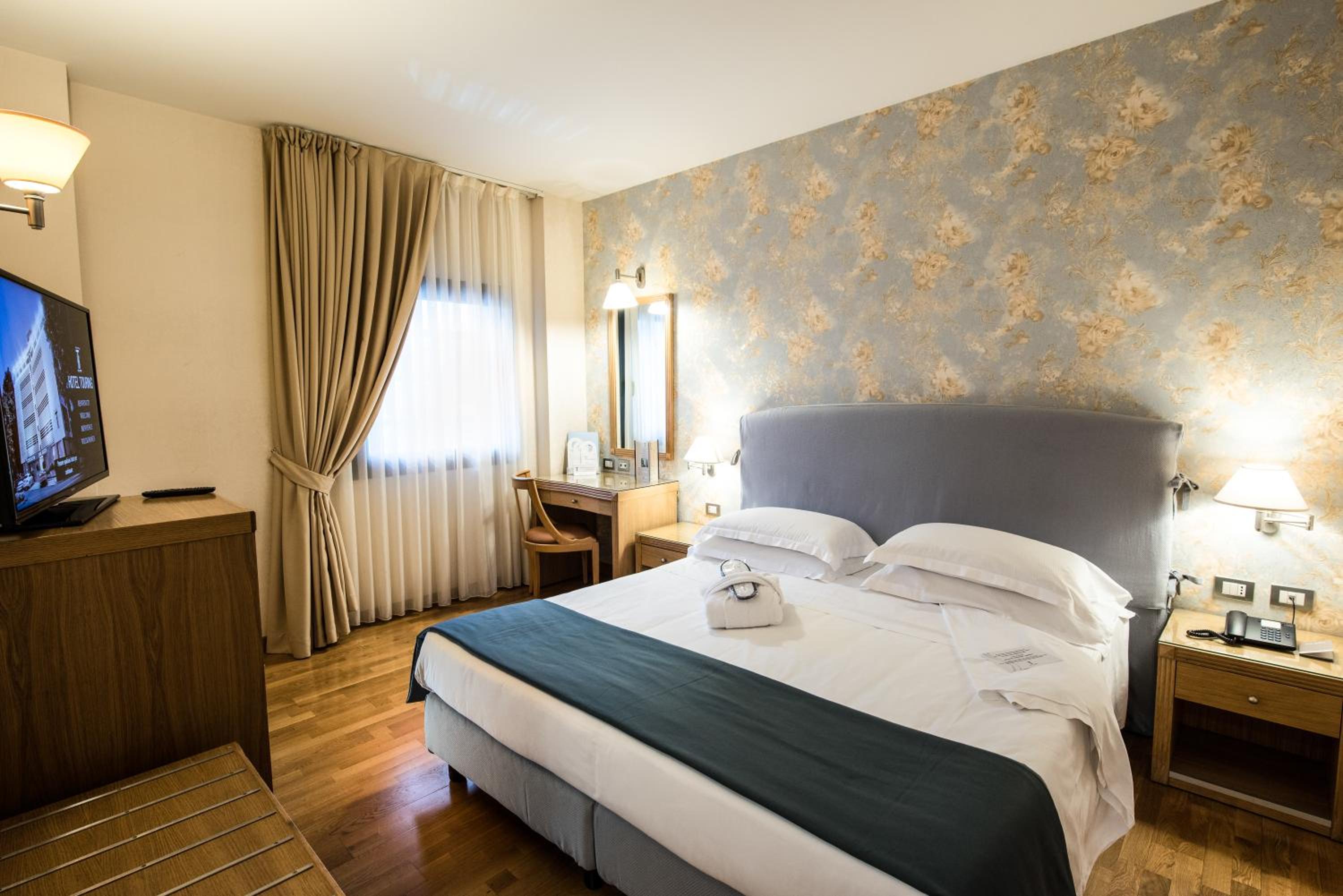 Classic Double or Twin Room - Photo 14