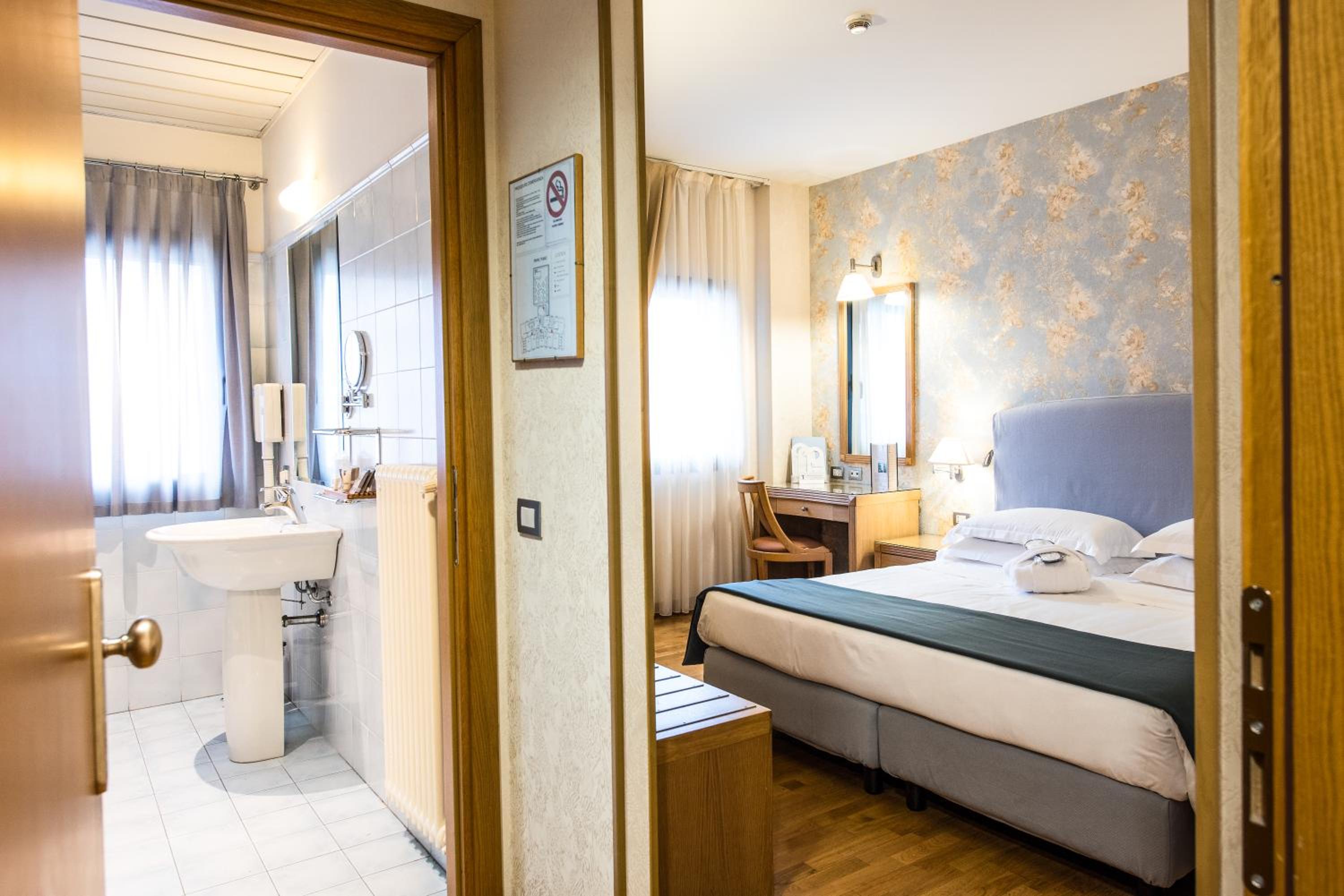 Classic Double or Twin Room - Photo 7