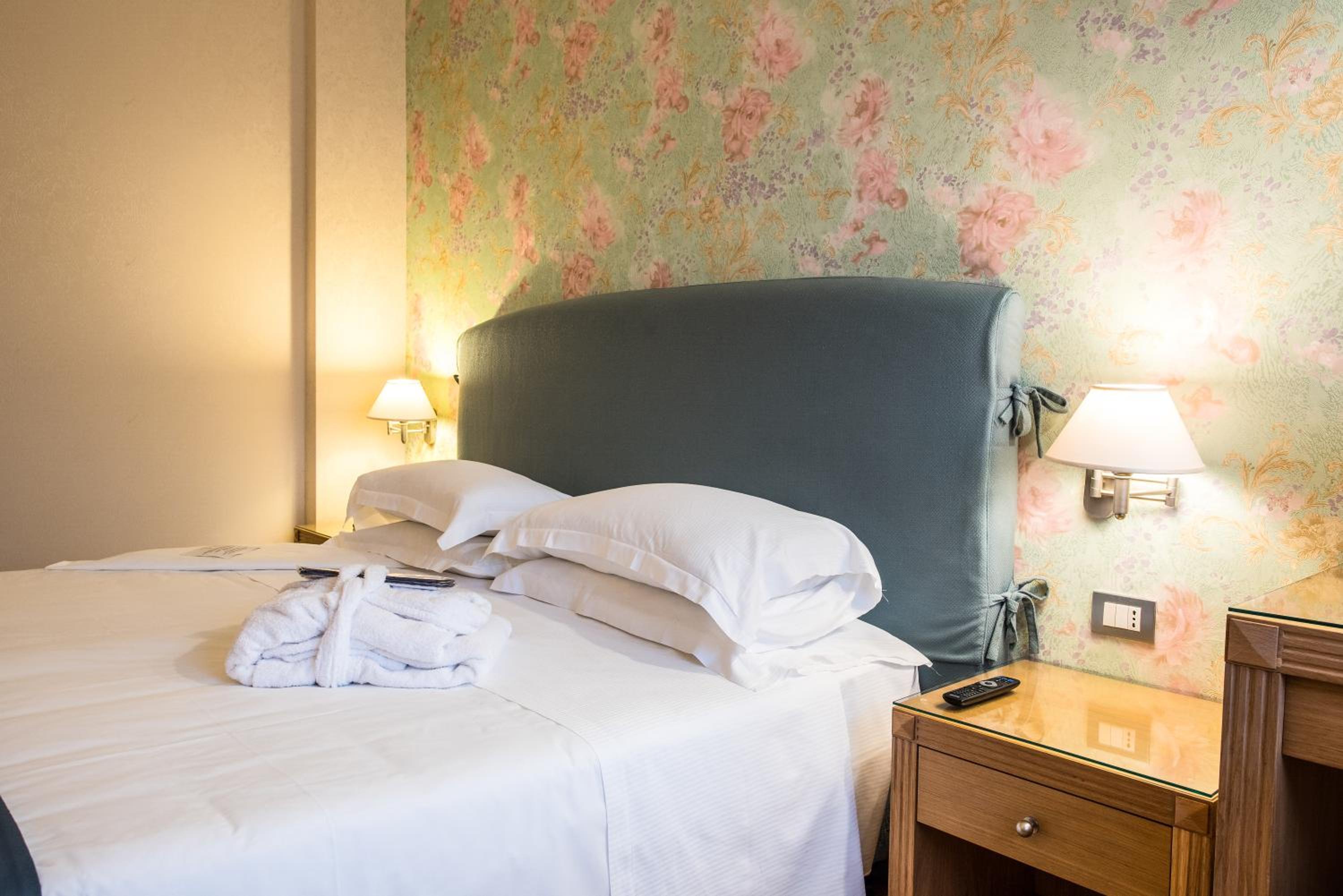 Classic Double or Twin Room - Photo 15