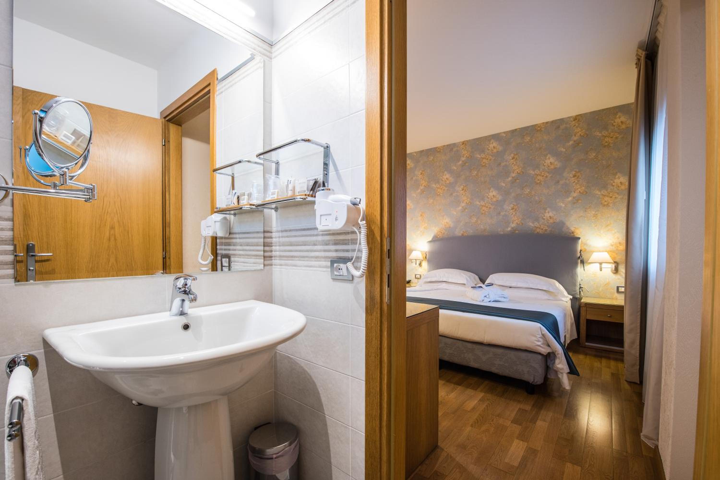 Classic Double or Twin Room - Photo 2