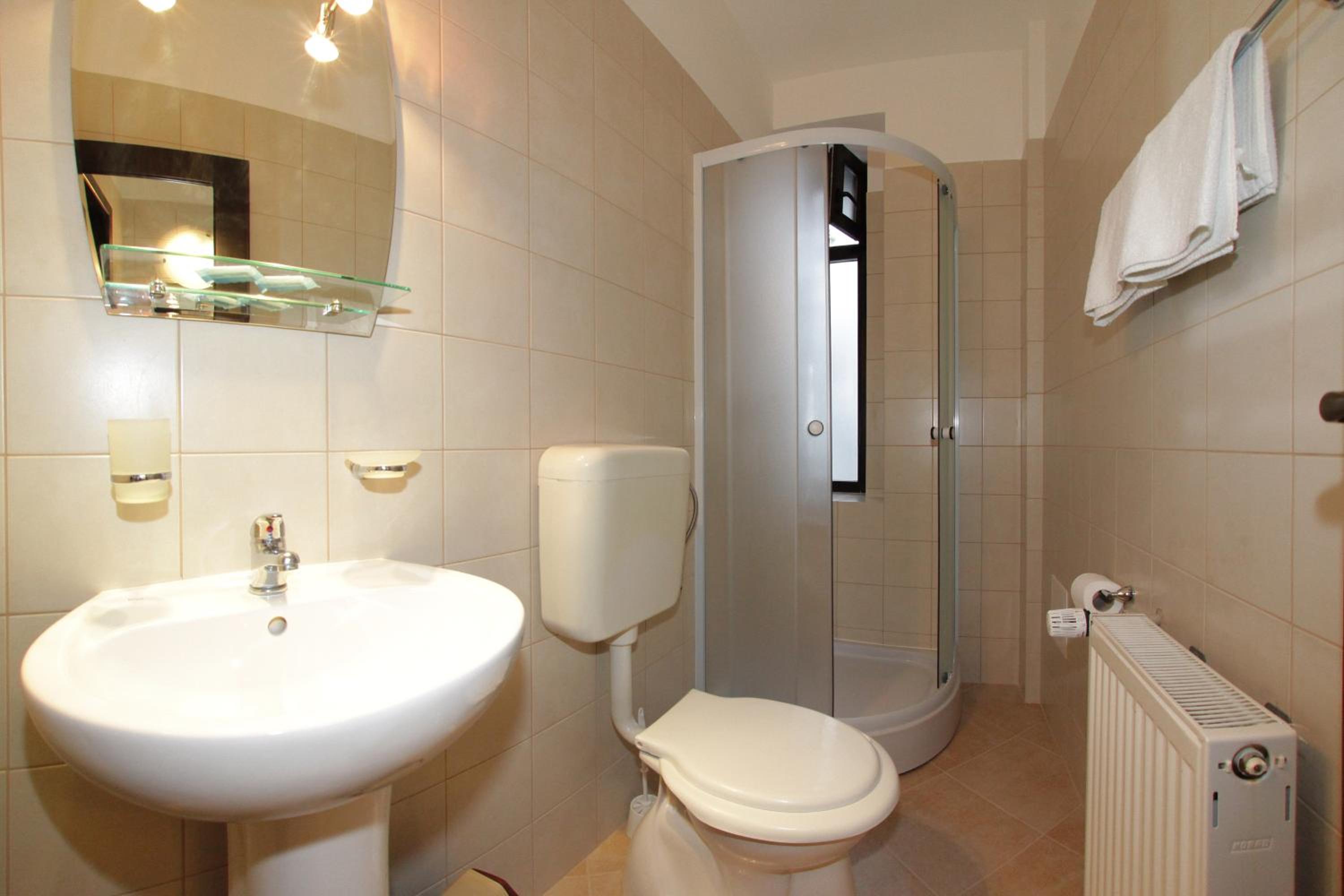 Standard Double or Twin Room - Photo 9