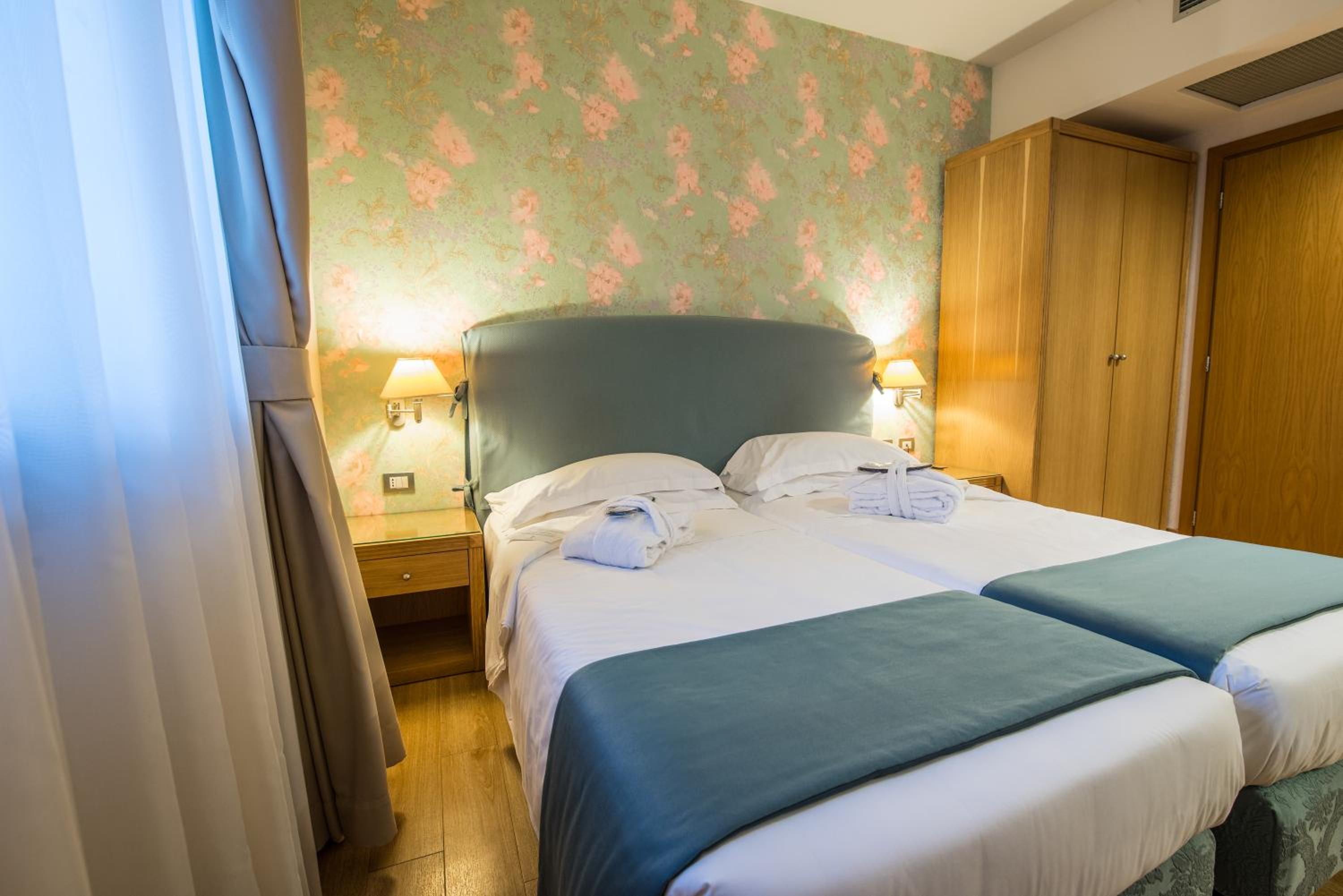 Classic Double or Twin Room - Photo 17