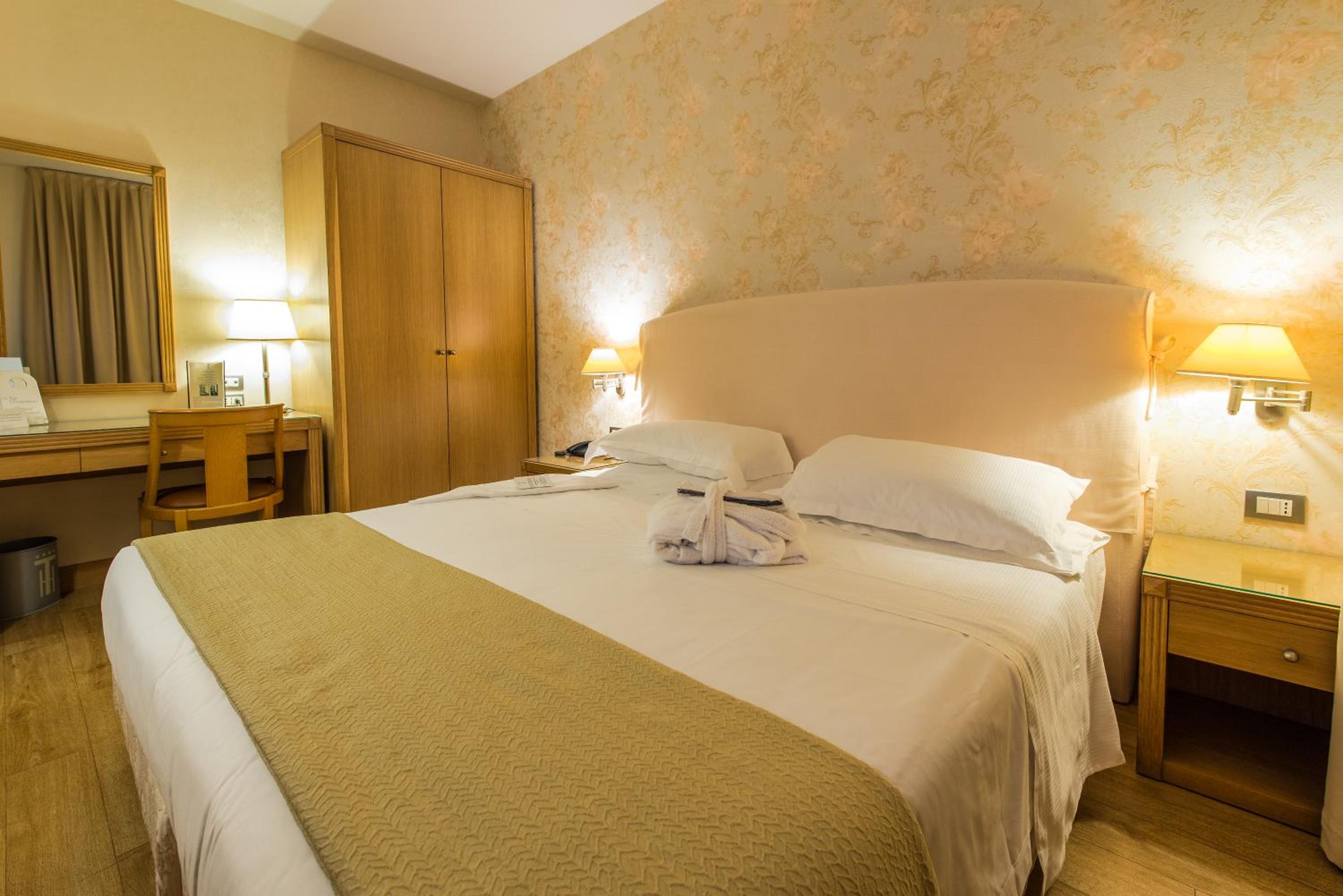 Classic Double or Twin Room - Photo 22