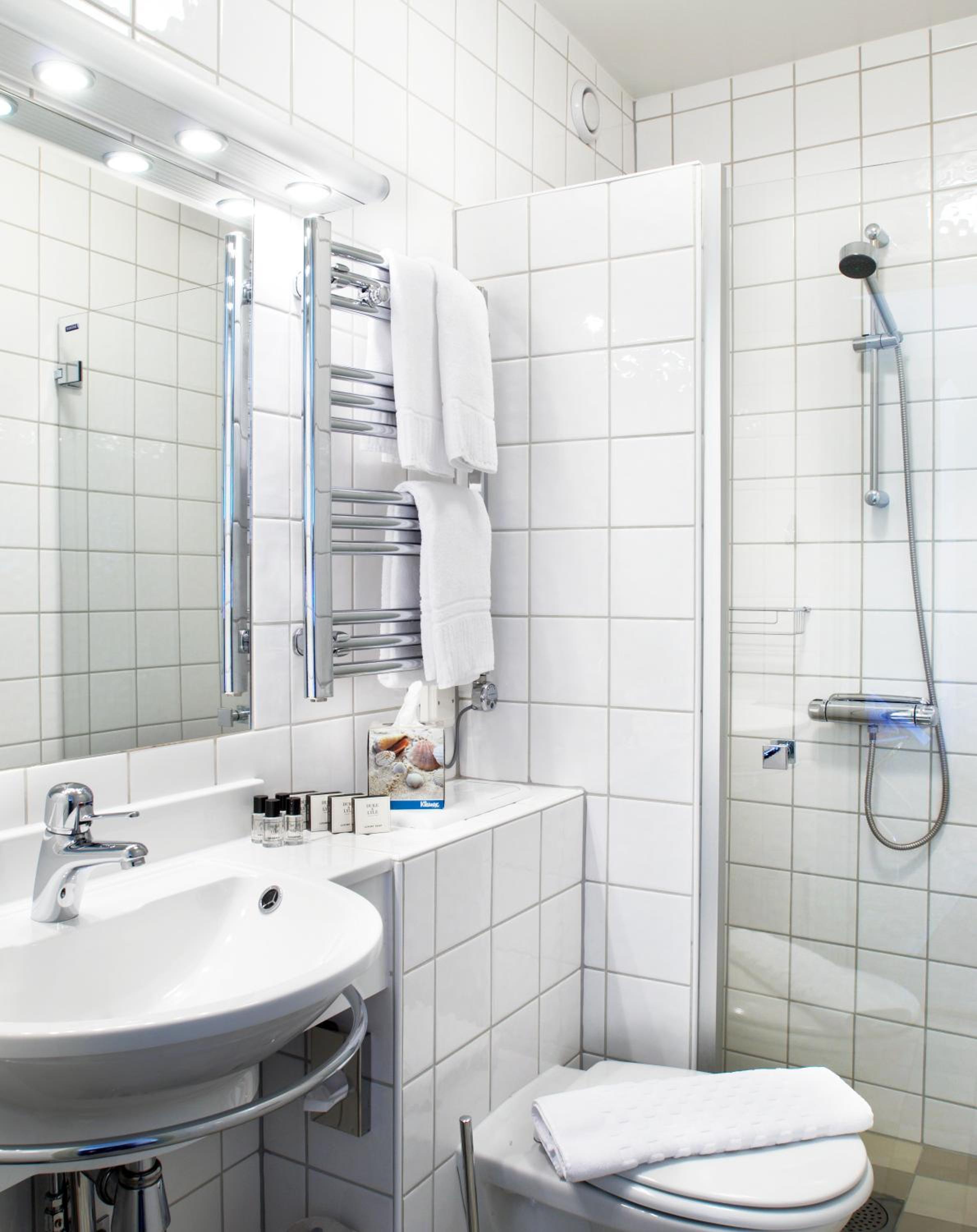 Standard Double or Twin Room - Photo 3