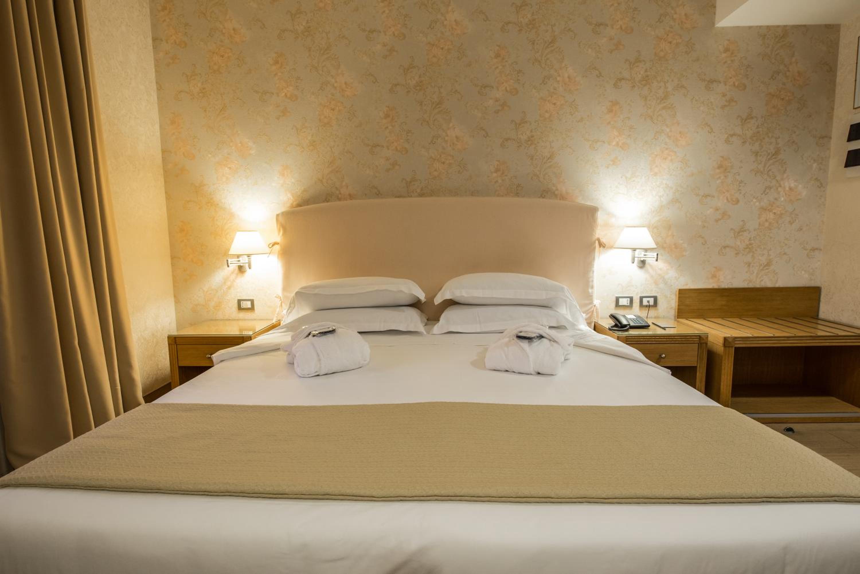 Classic Double or Twin Room - Photo 25