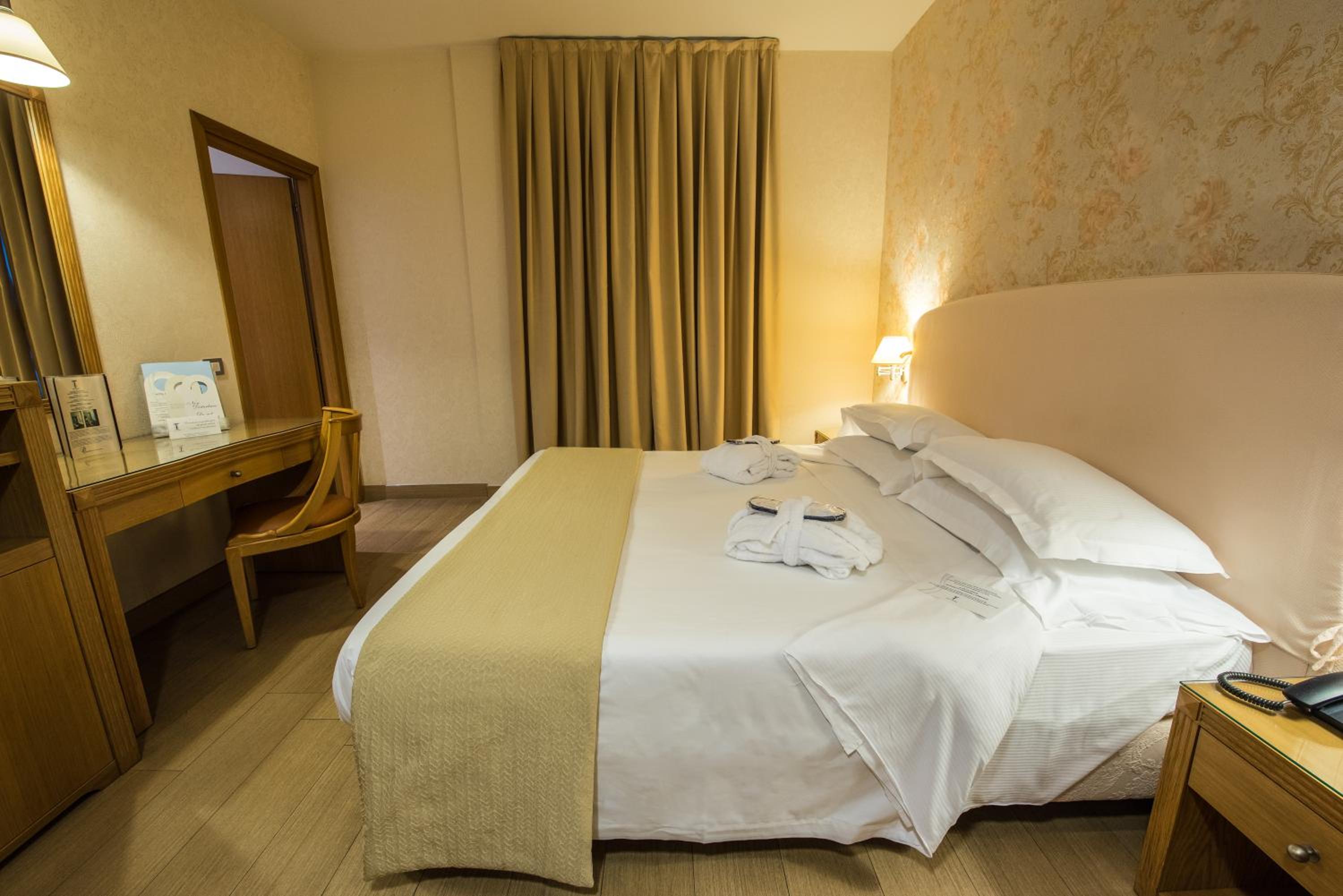 Classic Double or Twin Room - Photo 13
