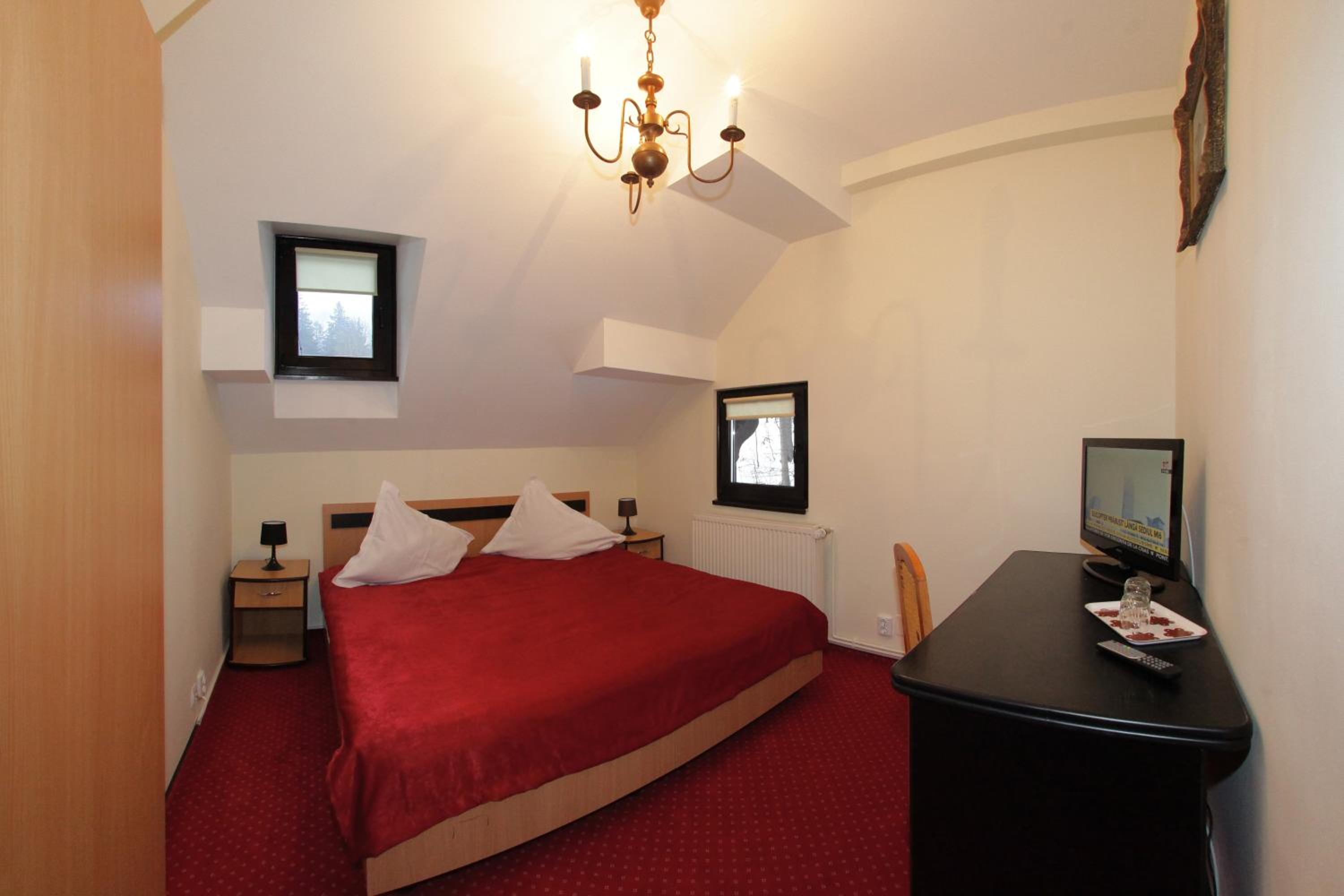 Standard Double or Twin Room - Photo 11