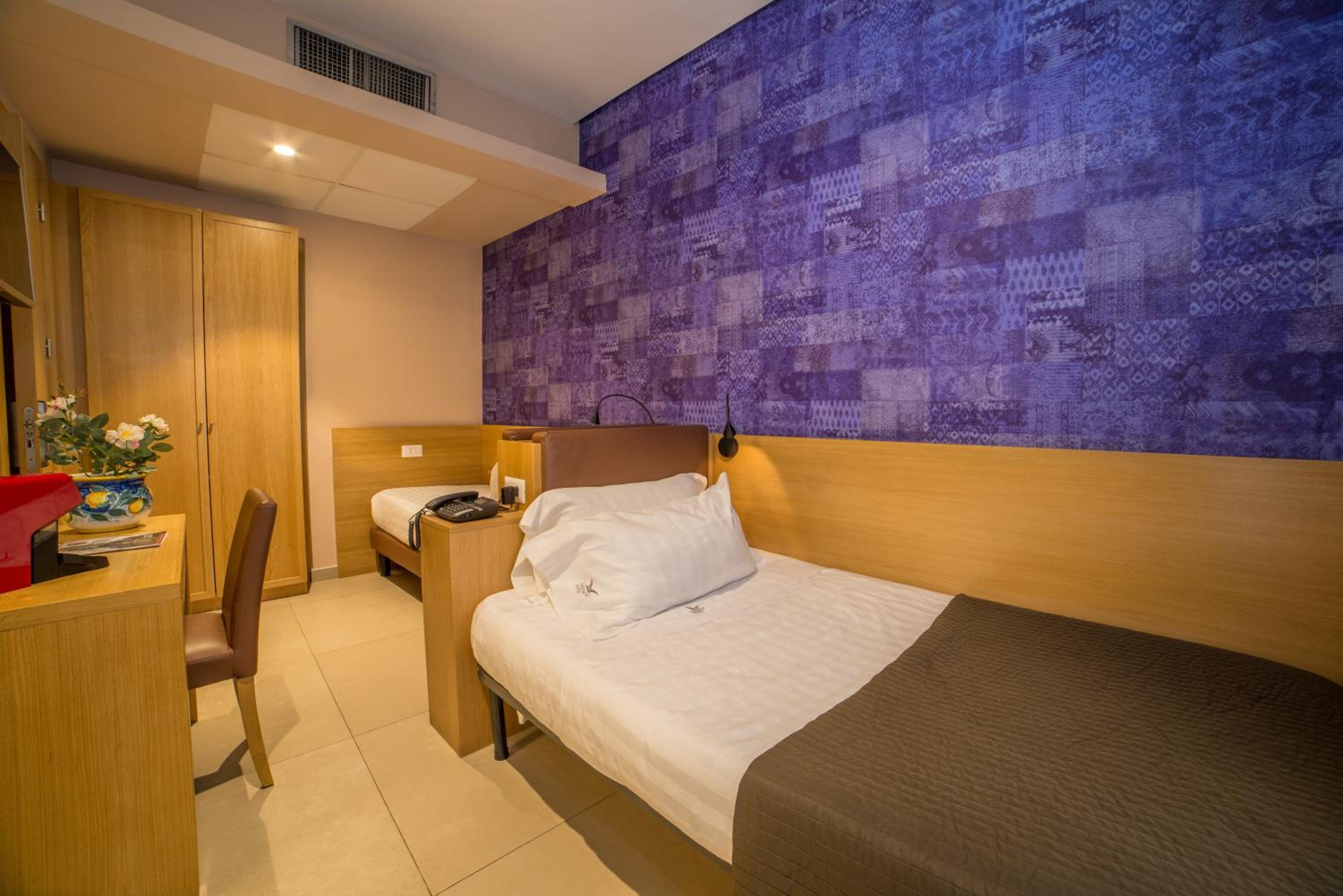 Economy Twin Room with Private Bathroom - Photo 2