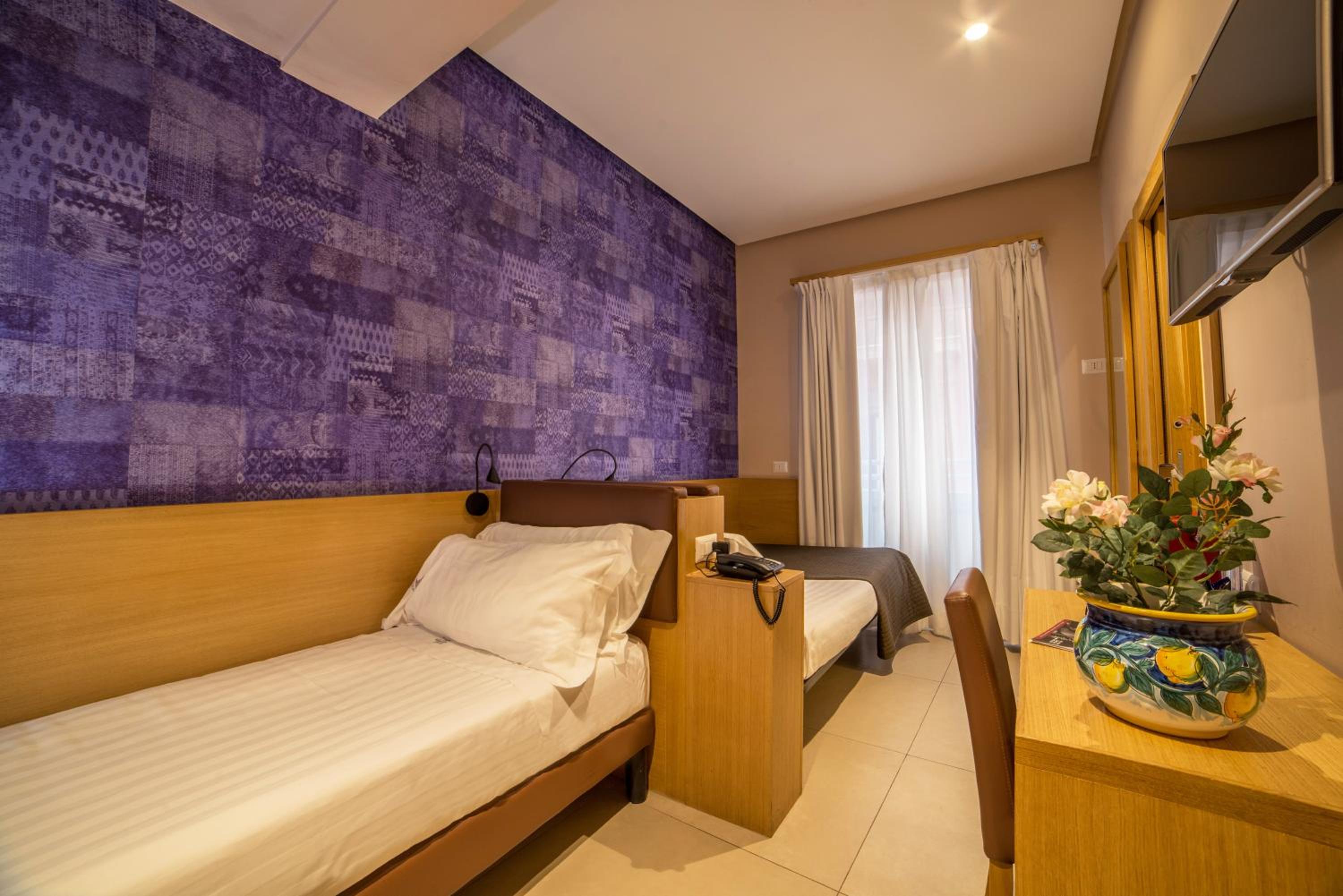 Economy Twin Room with Private Bathroom - Photo 4