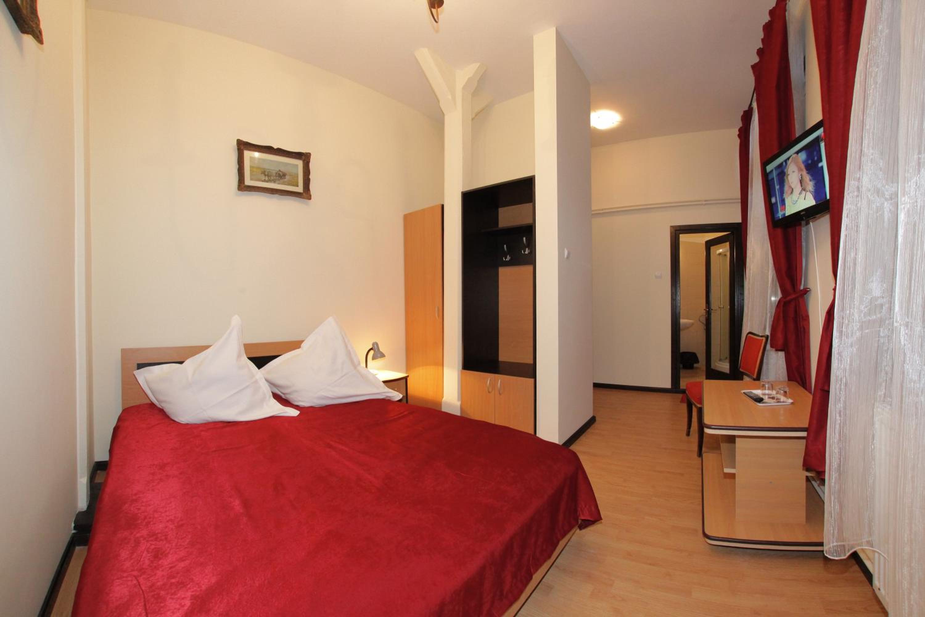 Standard Double or Twin Room - Photo 13