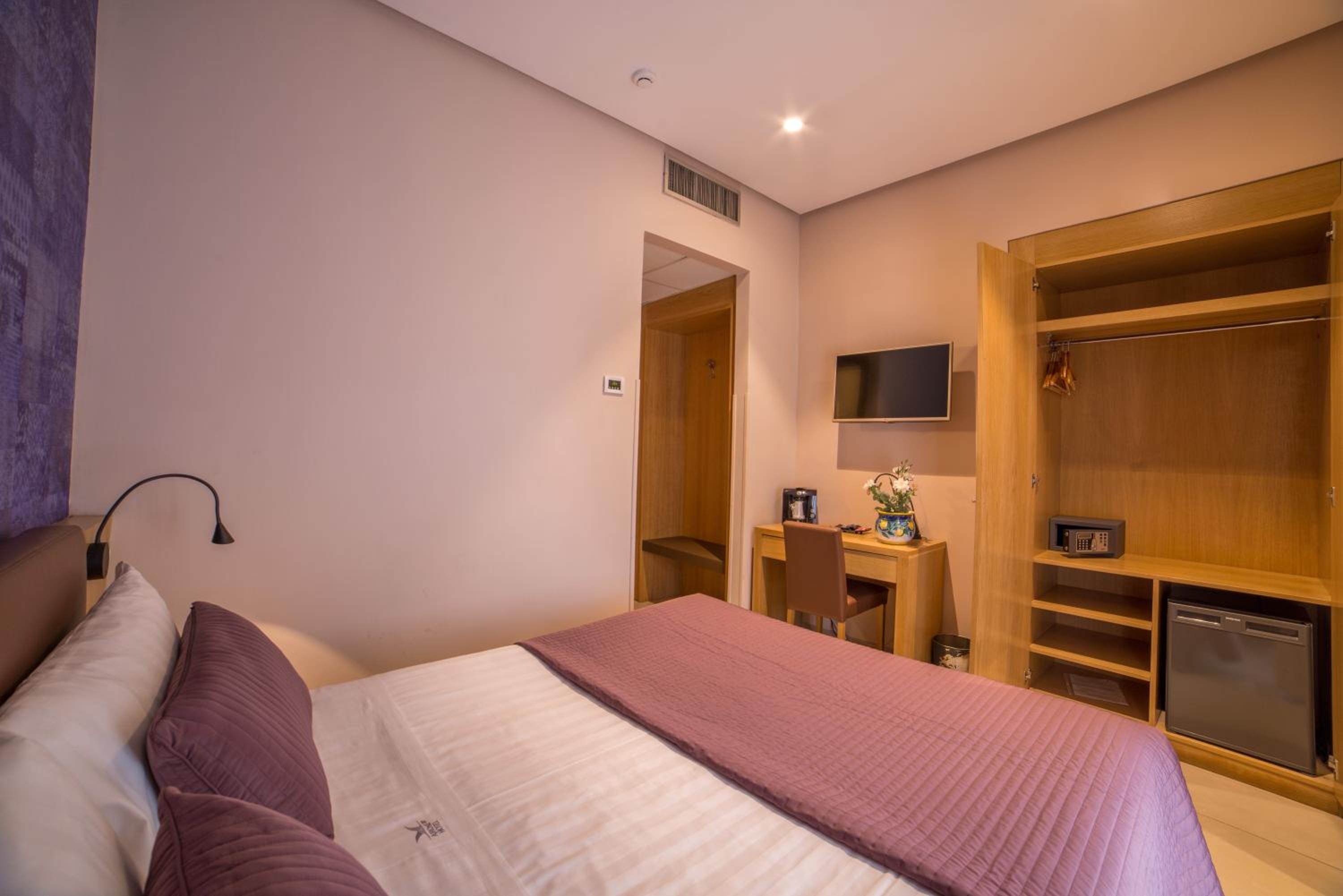 Double Room - Photo 5
