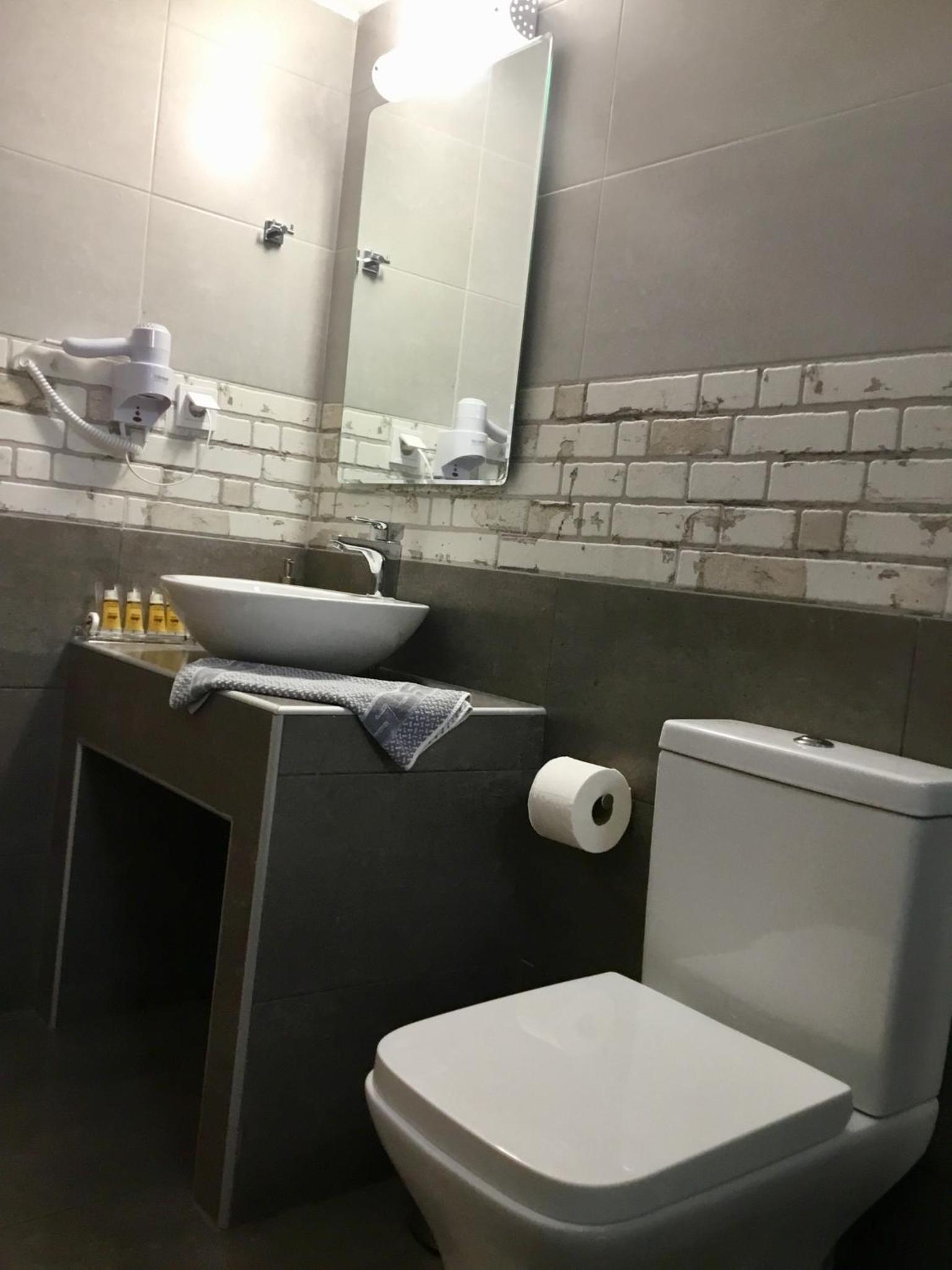 Budget Double Room photo 3