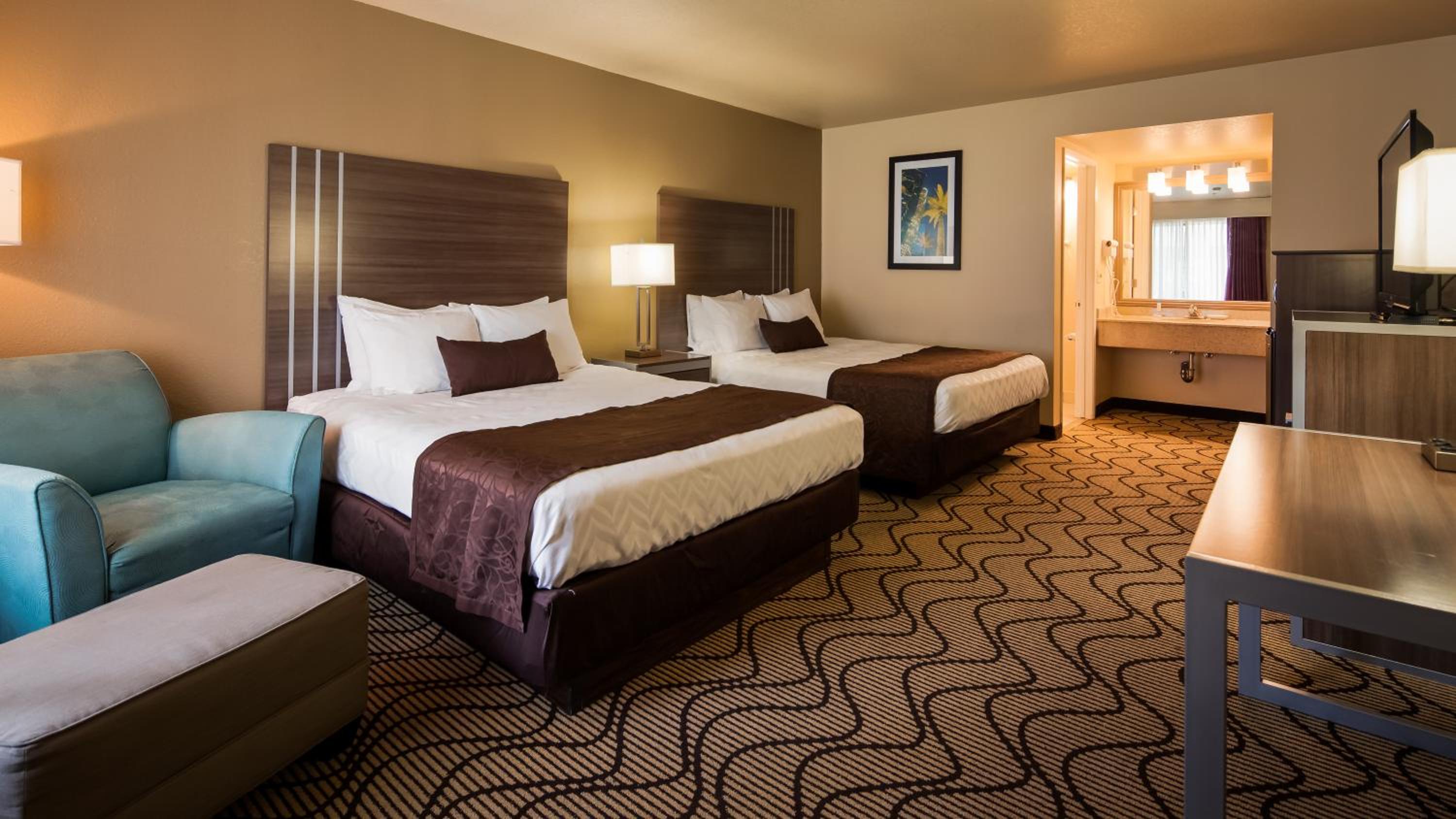 Queen Room with Two Queen Beds - Non-Smoking - Photo 1