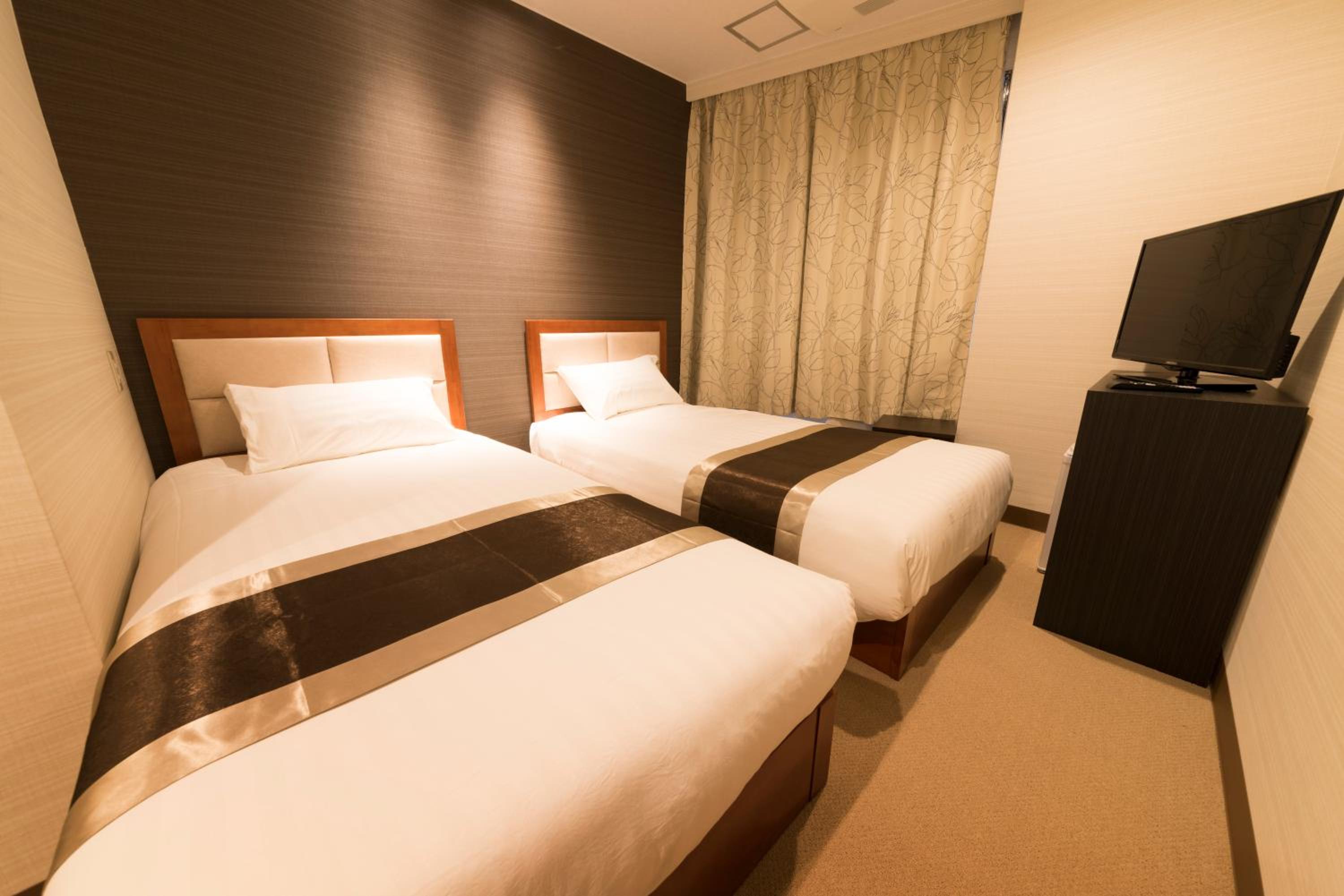 Twin Room - Non-Smoking photo 3