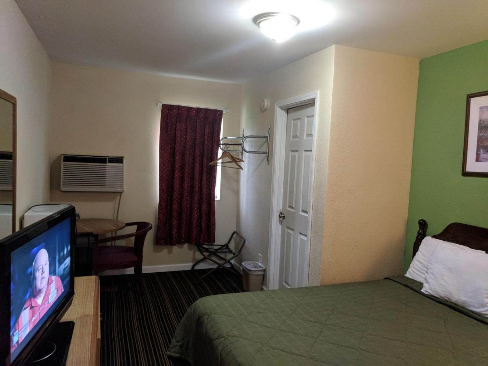Standard Queen Room photo 2