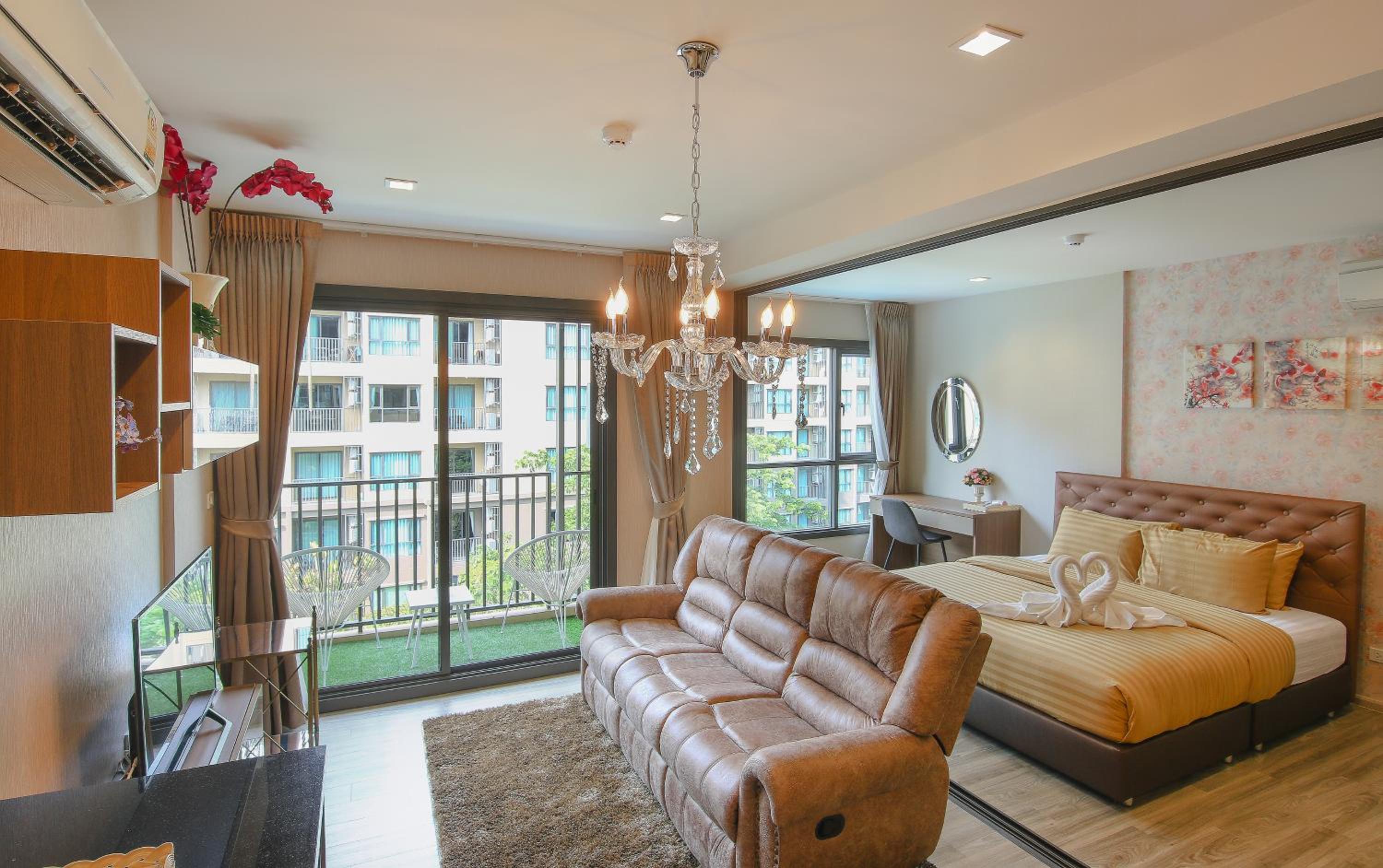 Suite with Pool View - Photo 24