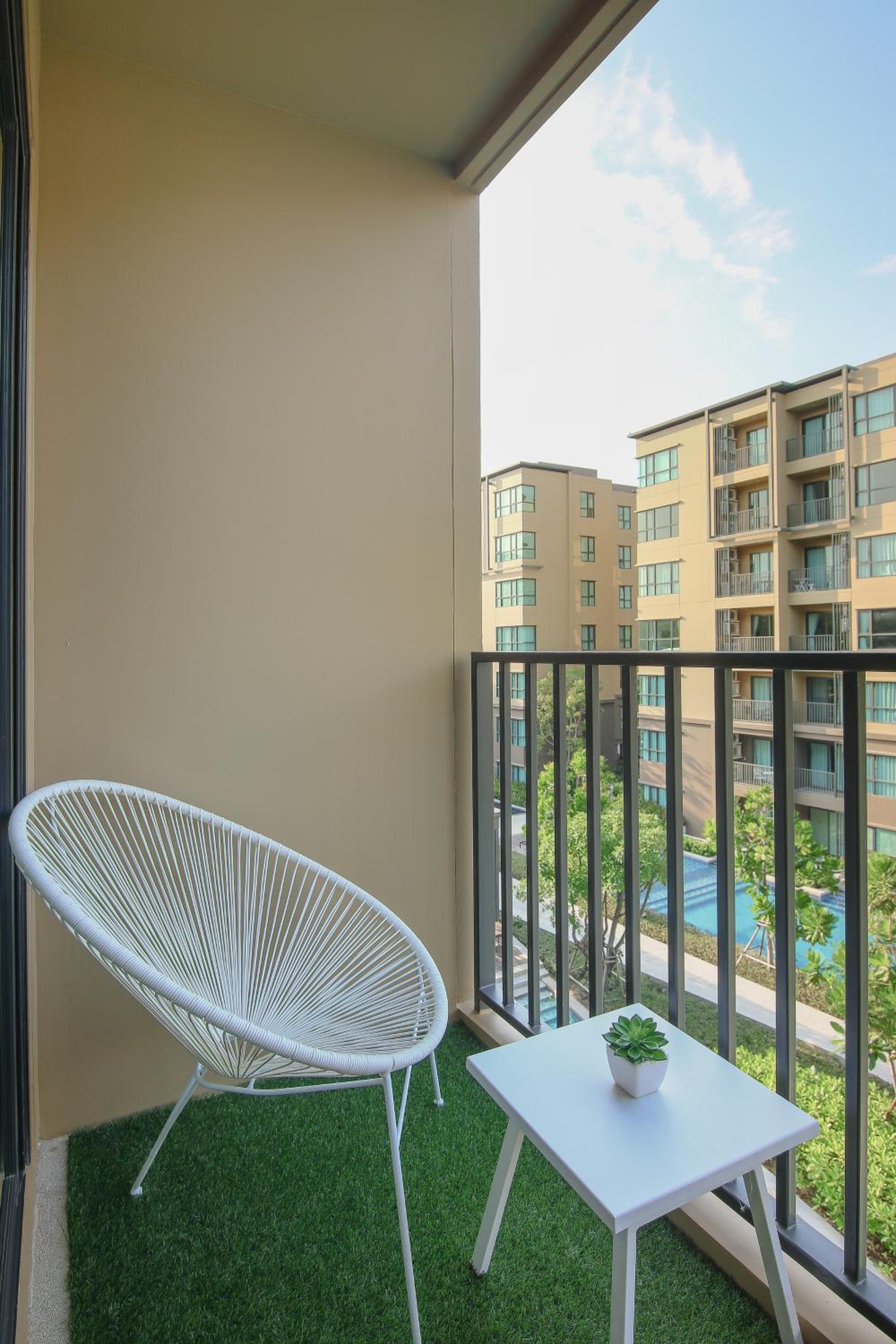 Suite with Pool View - Photo 17