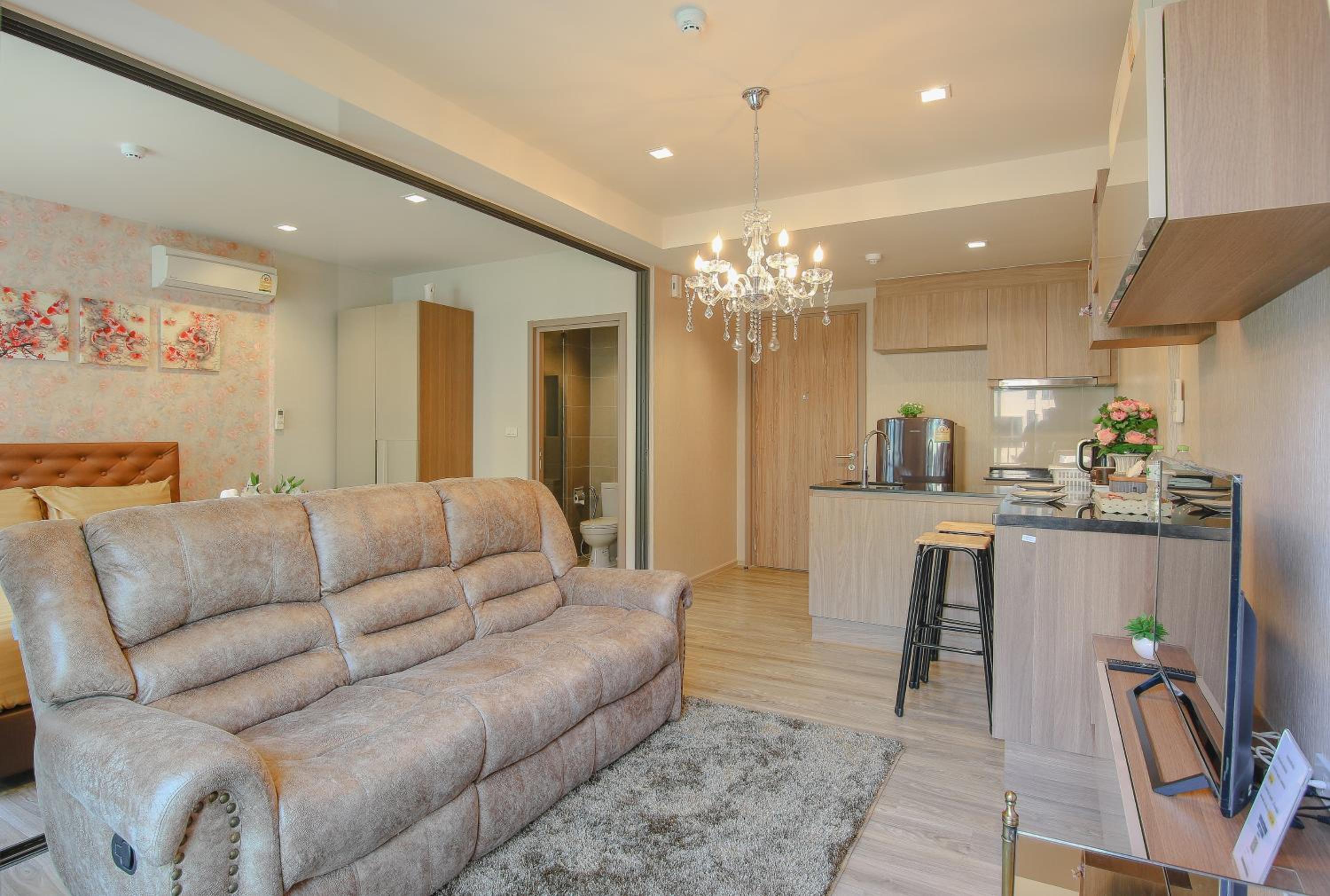Suite with Pool View - Photo 16