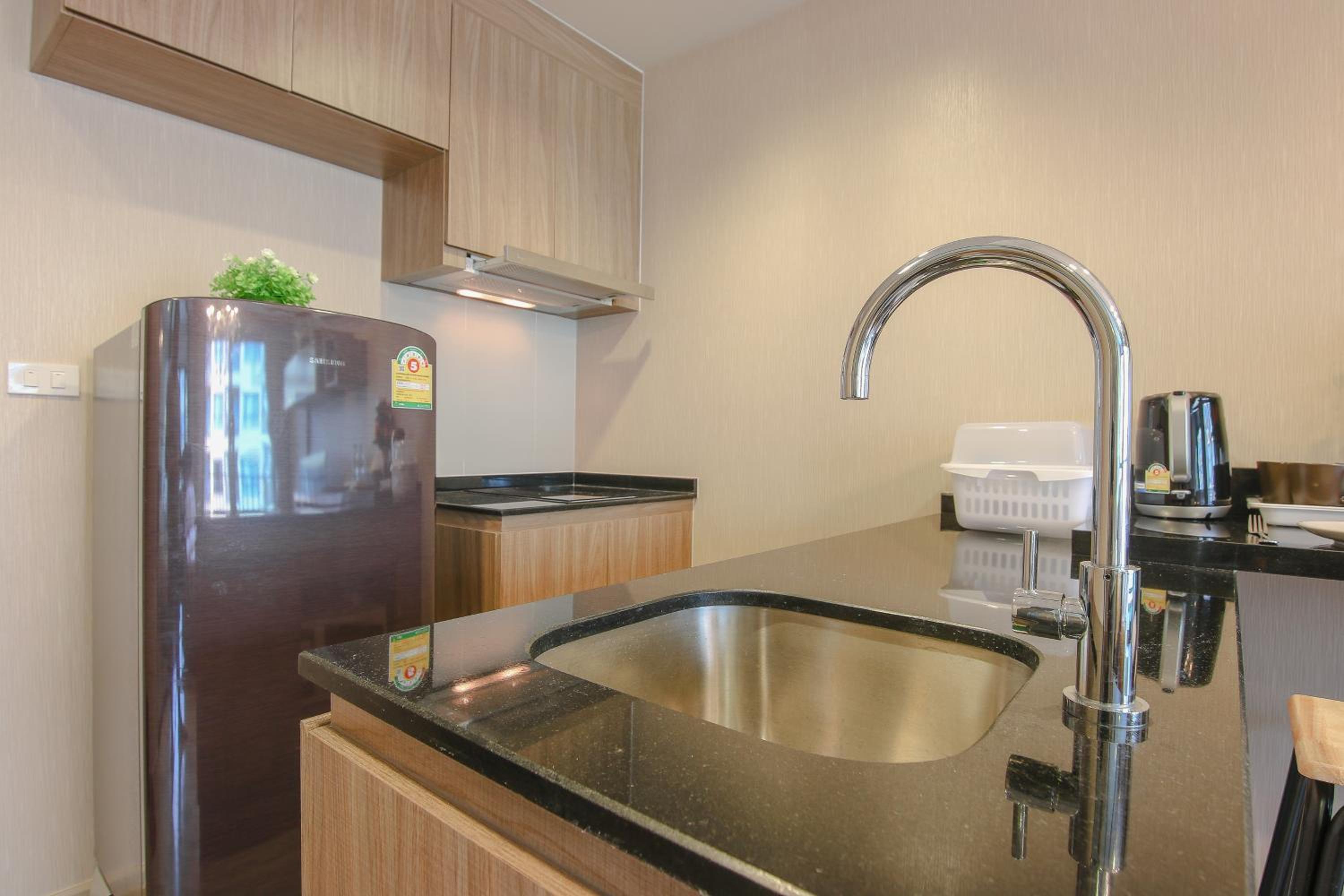 Suite with Pool View - Photo 13